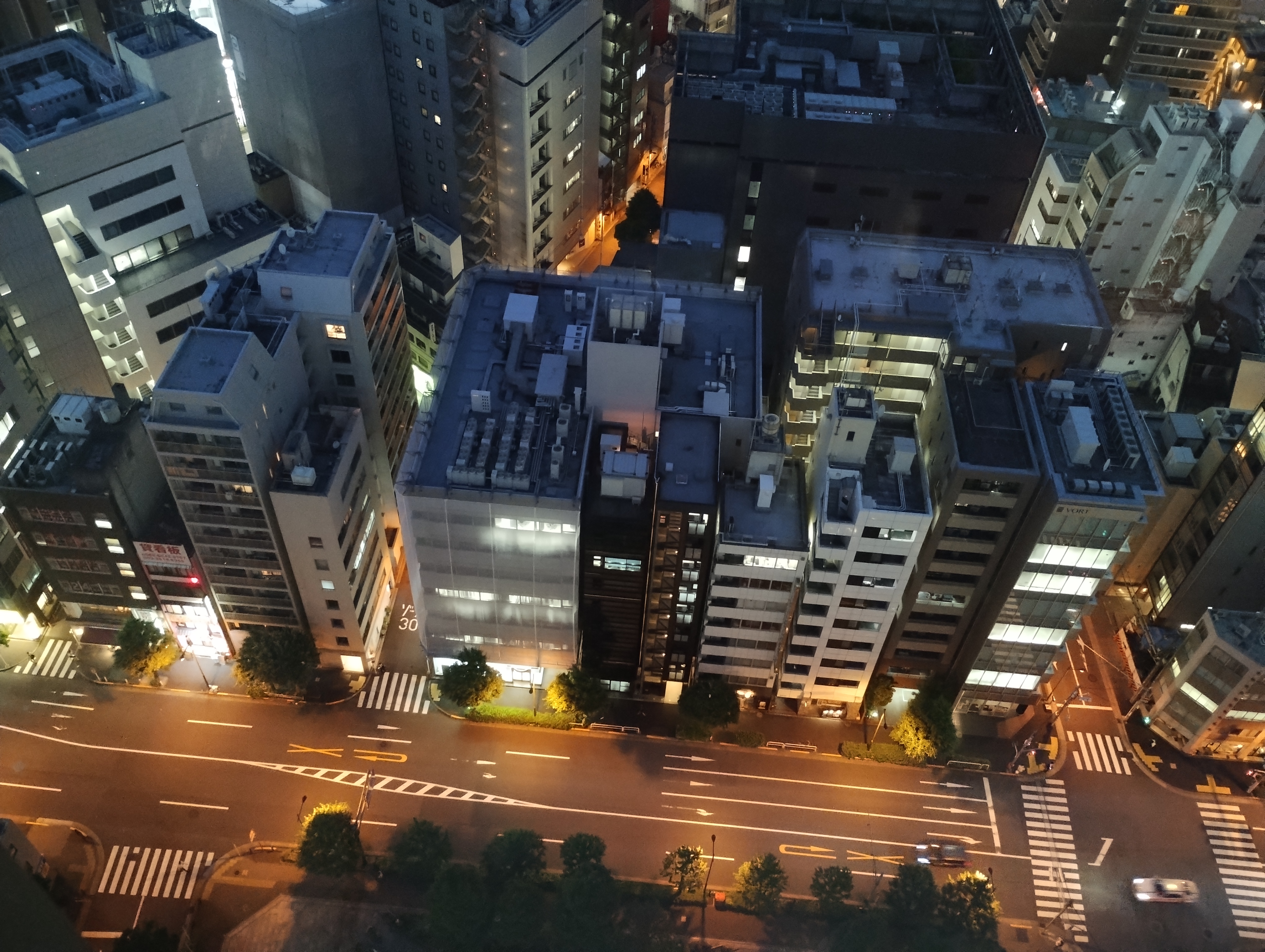 超広角カメラ（左）とメインカメラ（右）