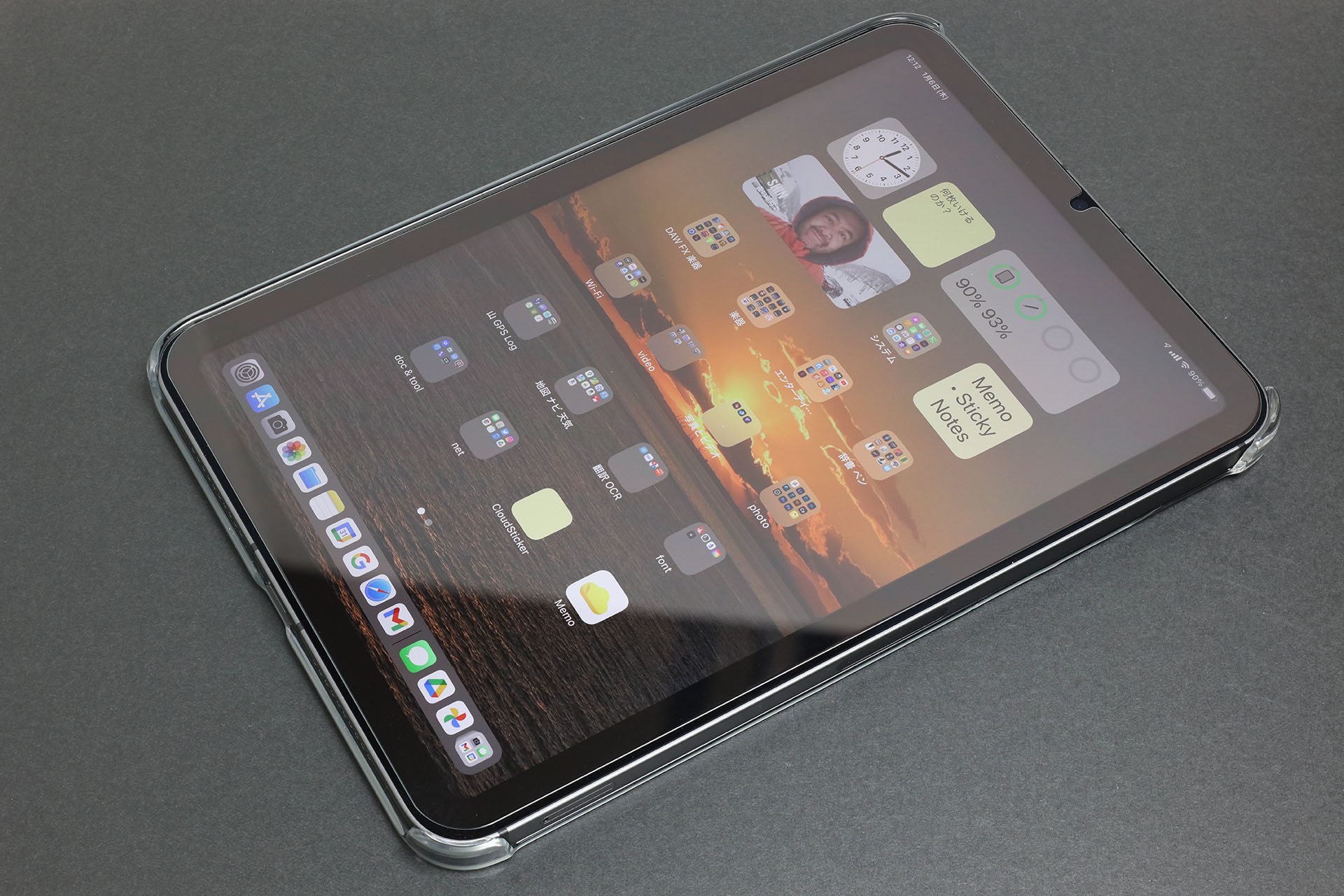 iPad mini 6は透明ポリカーボネート製ケースに入れて使用中。画面はガラスフィルムで保護している。