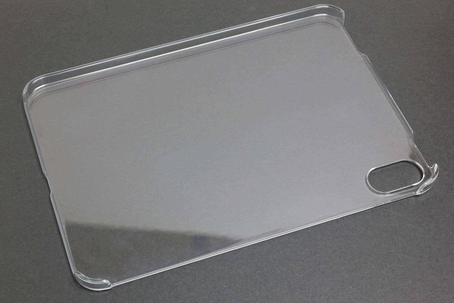 使っている透明ポリカーボネート製ケースは、<a href="https://www.elecom.co.jp/products/TB-A21SPVCR.html" class="strong b">エレコム「iPad mini 第6世代/シェルカバー/クリア」</a>。