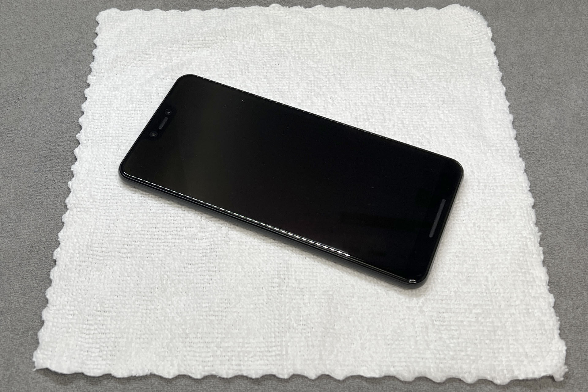 6.7インチディスプレイのiPhoneを余裕で包めるサイズでありつつ、大きすぎないので、iPhoneやiPadを拭くにはちょうどいい感じ。