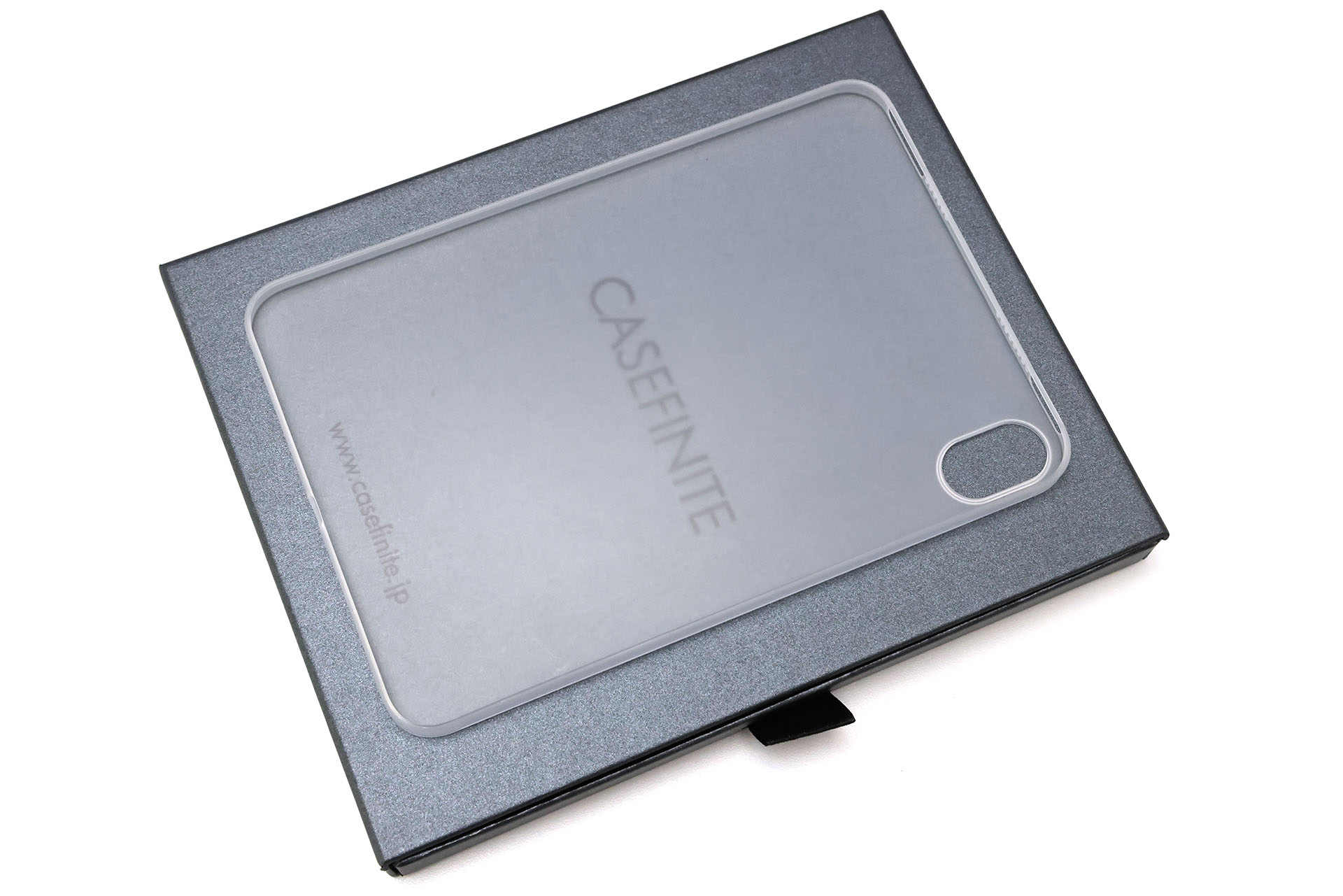 半透明で表面がマット質感のケース。厚さは約1.0mm。写真はアイスホワイトだが、スモークブラックもある。ちなみに重さは約26g。