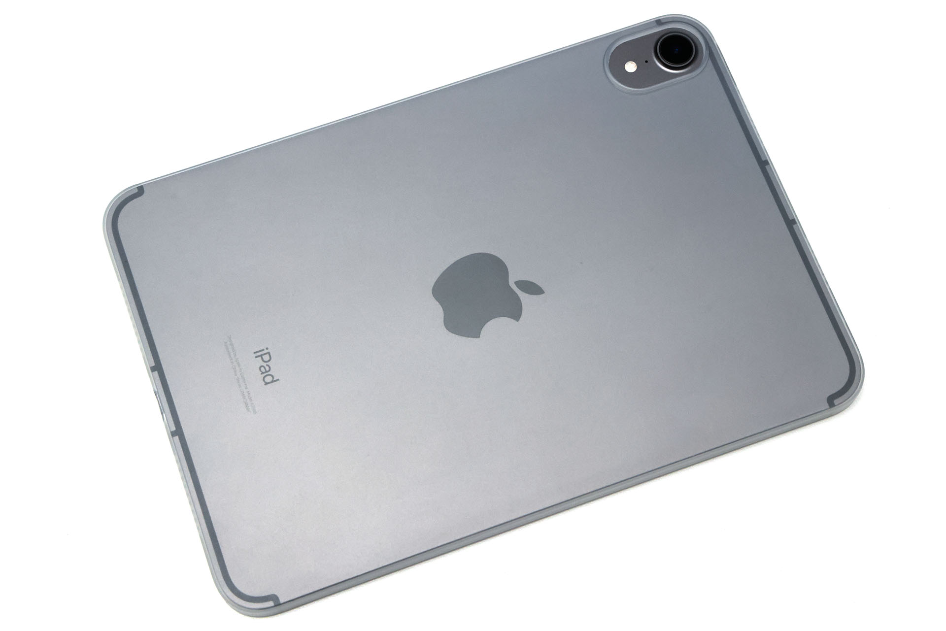 iPad mini 6に装着した様子。りんごマークが透けて見える。上品な雰囲気があるケースだ。