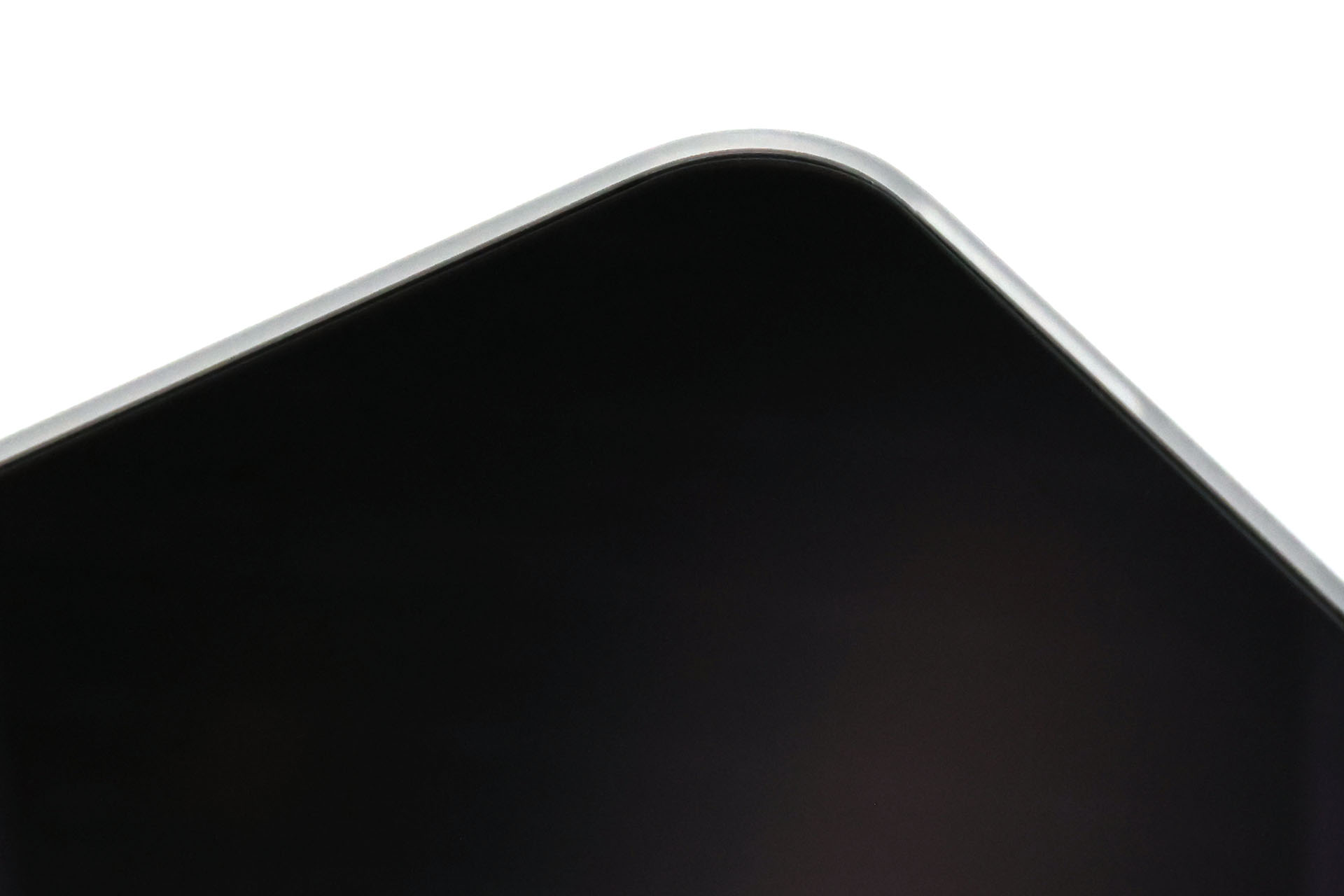画面側のエッジも少し上がっていて、画面保護に一役買っている。