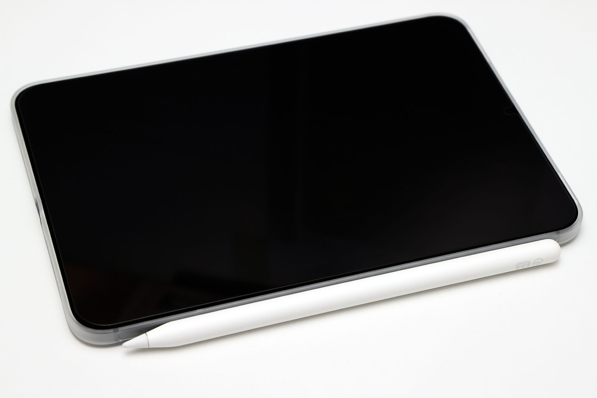 ケースを装着した状態でもApple Pencilをペアリング・充電できる。吸着力も十分強い。