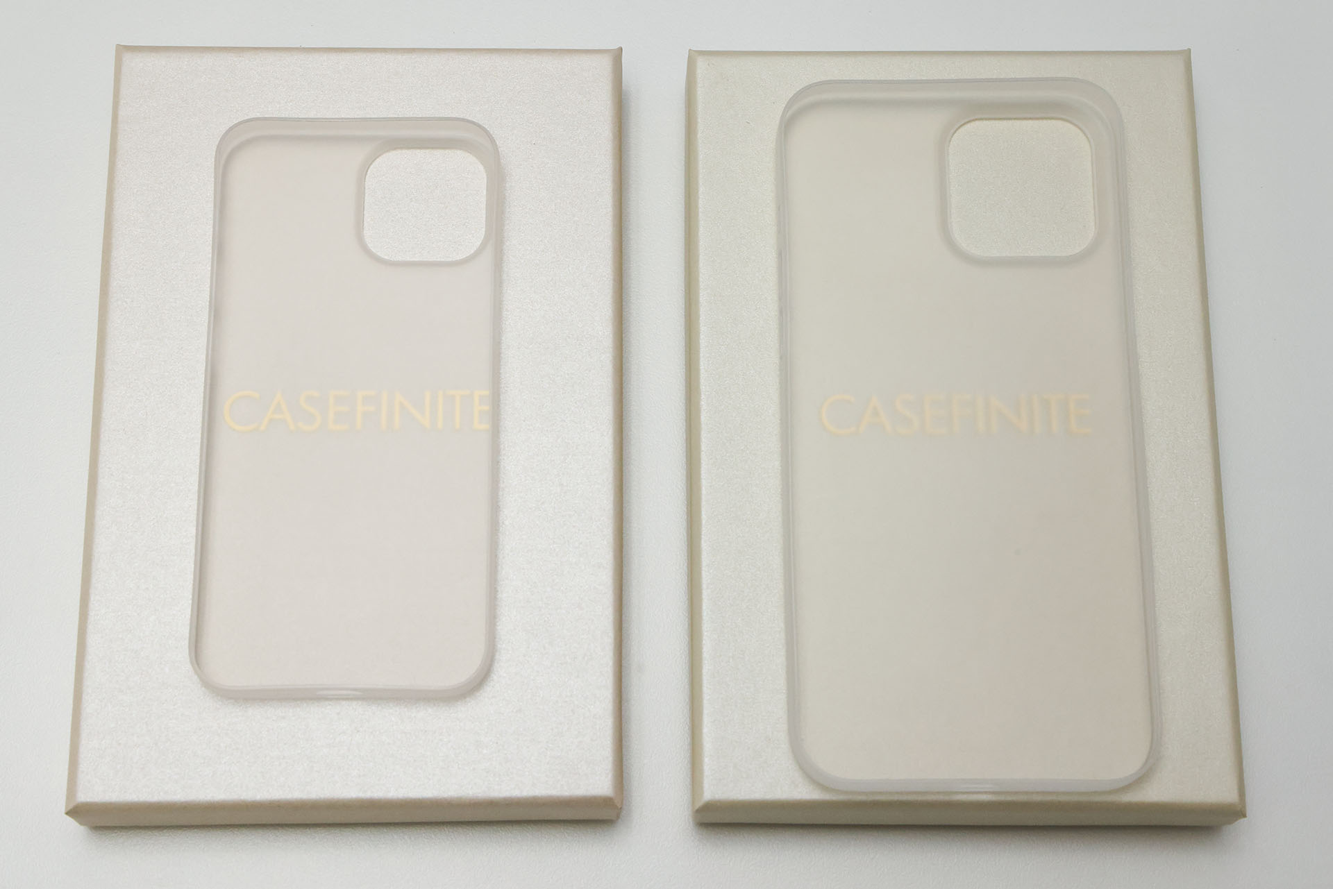 購入後にケースに触れてみたら「あれ？　iPad mini 6用より薄い!?」と感じ、改めて調べたら、なんとコチラは厚さ0.8mm以下だそうだ。重さは約8g。超薄で超軽量である。写真はアイスホワイトだが、スモークブラックもある。