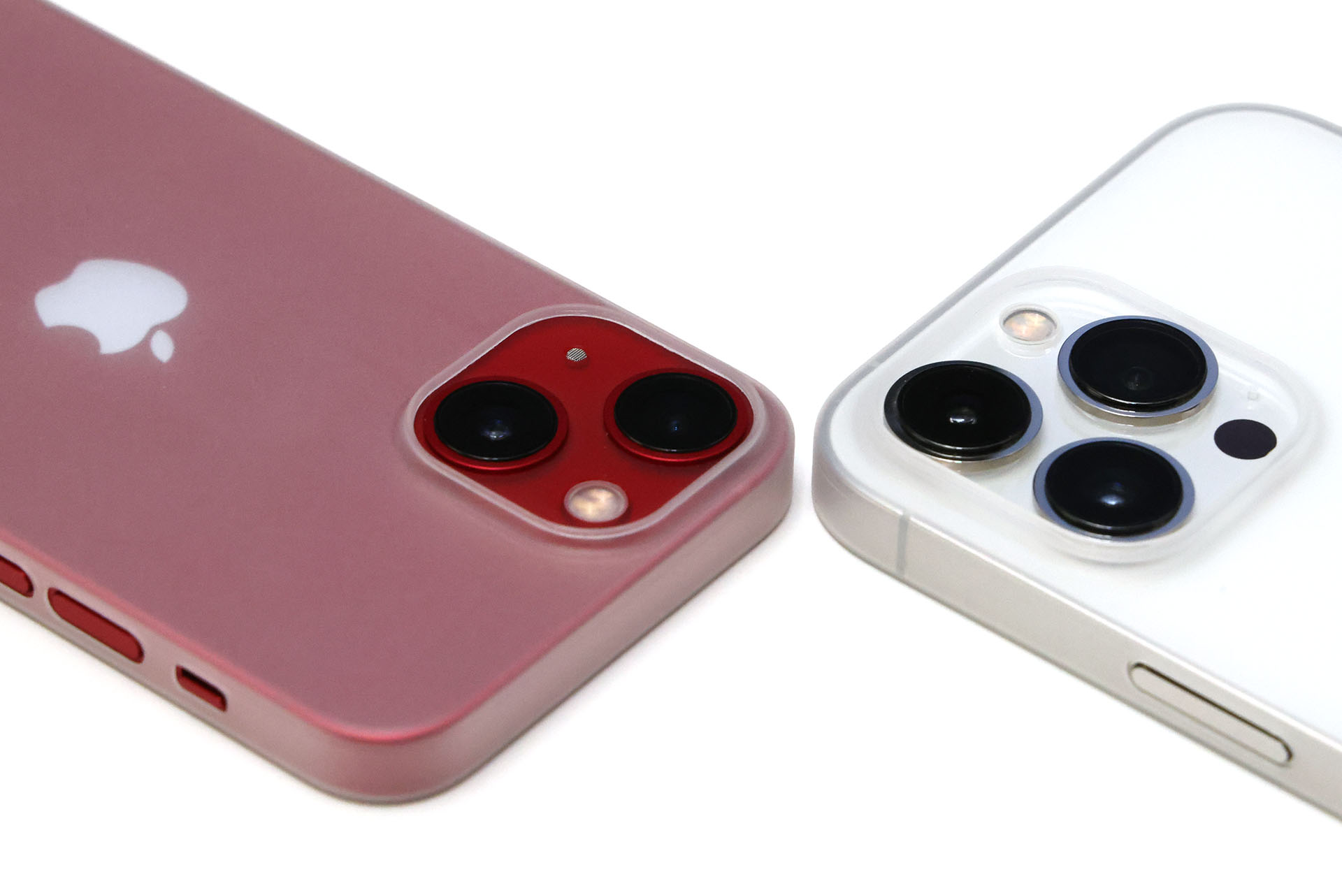 超薄で超軽量ではあるが、カメラ部はケースのエッジが立っていてしっかりレンズ保護がなされる。