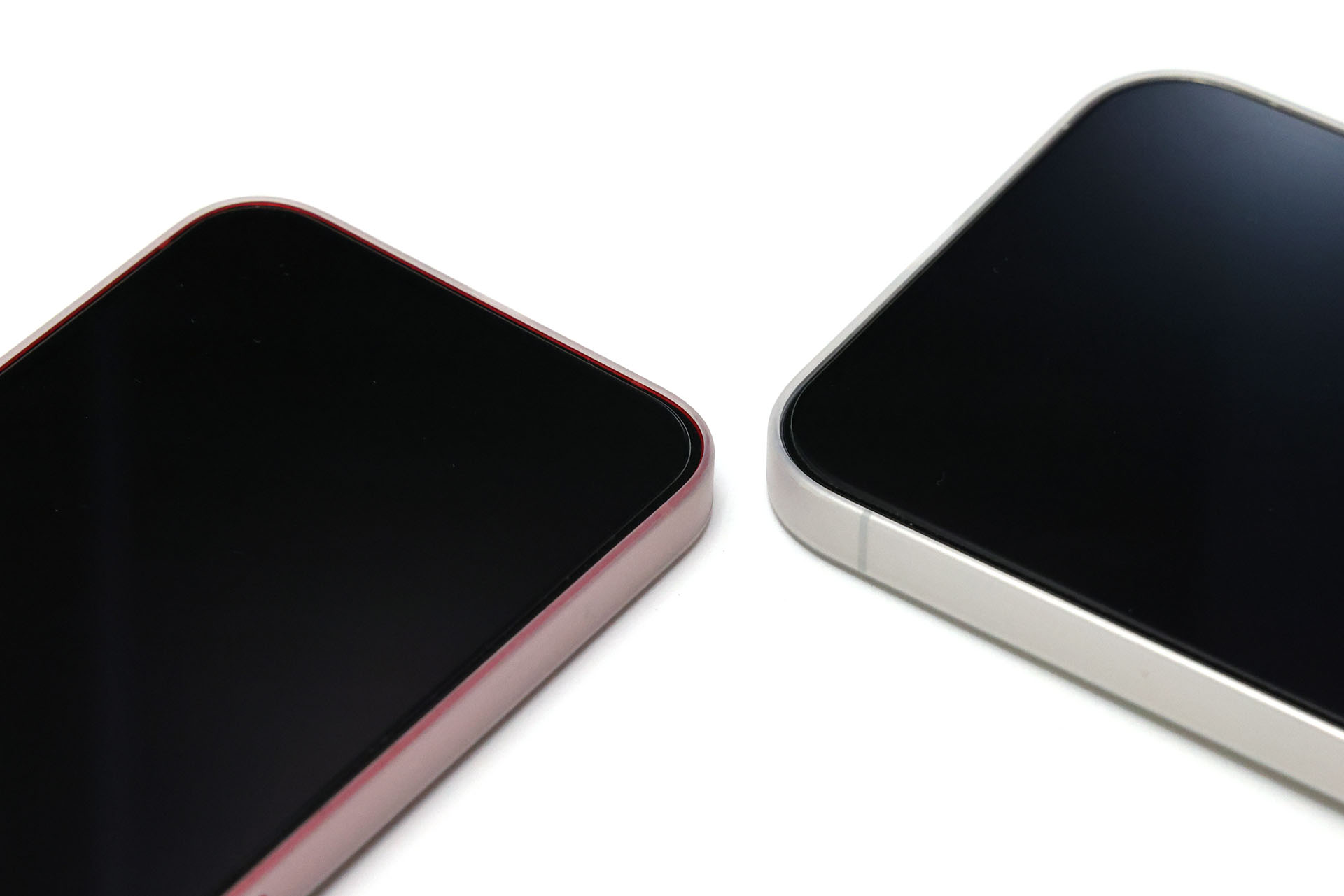 画面側のエッジも立っており画面保護につながる。ただ、ガラスフィルムを装着していると、フィルムの厚みがケースの画面側エッジの高さを超えてしまったりする。