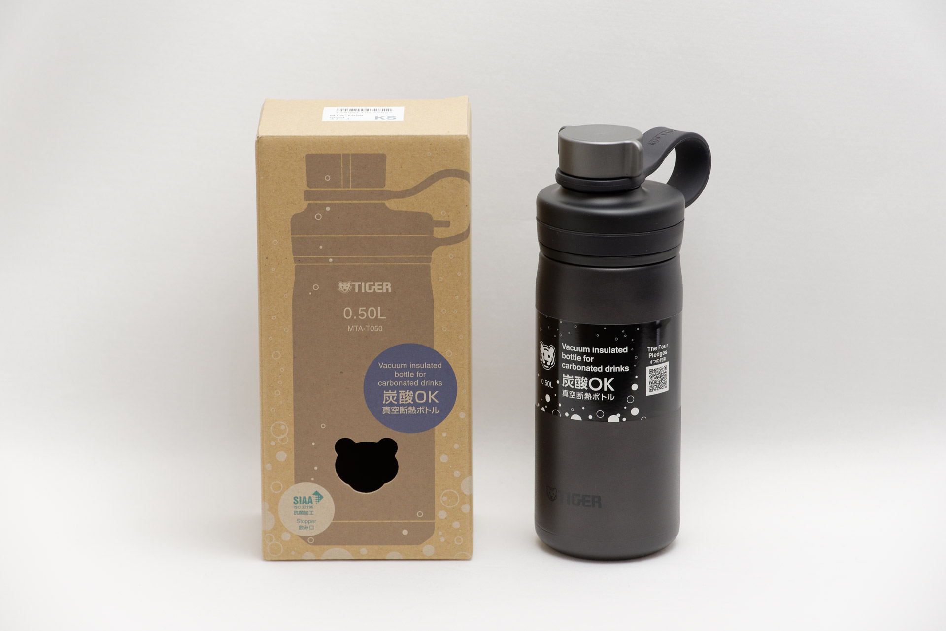 エコなパッケージで届いた。カラーはブラックに近い「スチール」