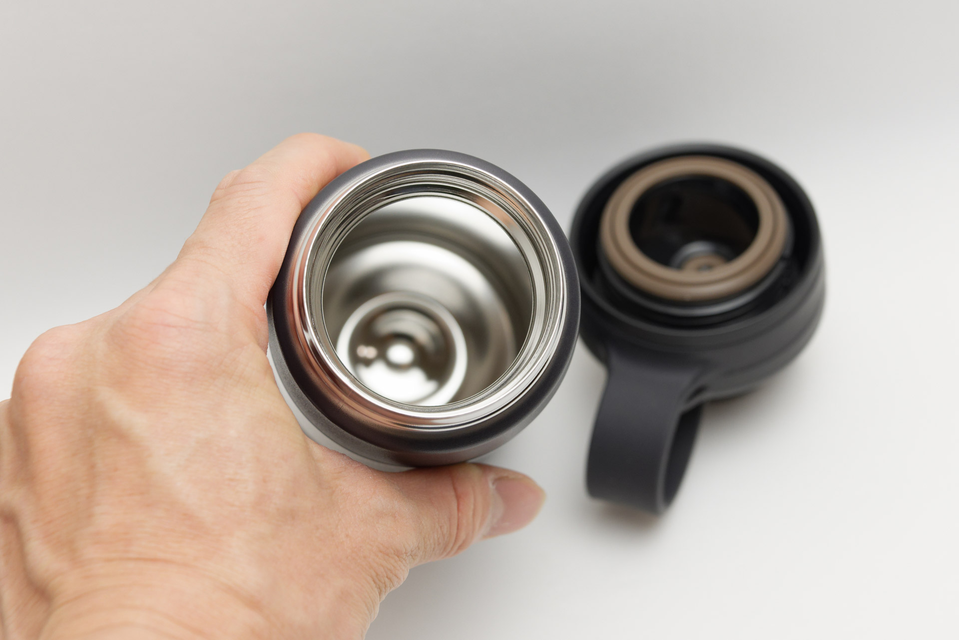 大きめのスポンジを突っ込めば底までギリギリ届く