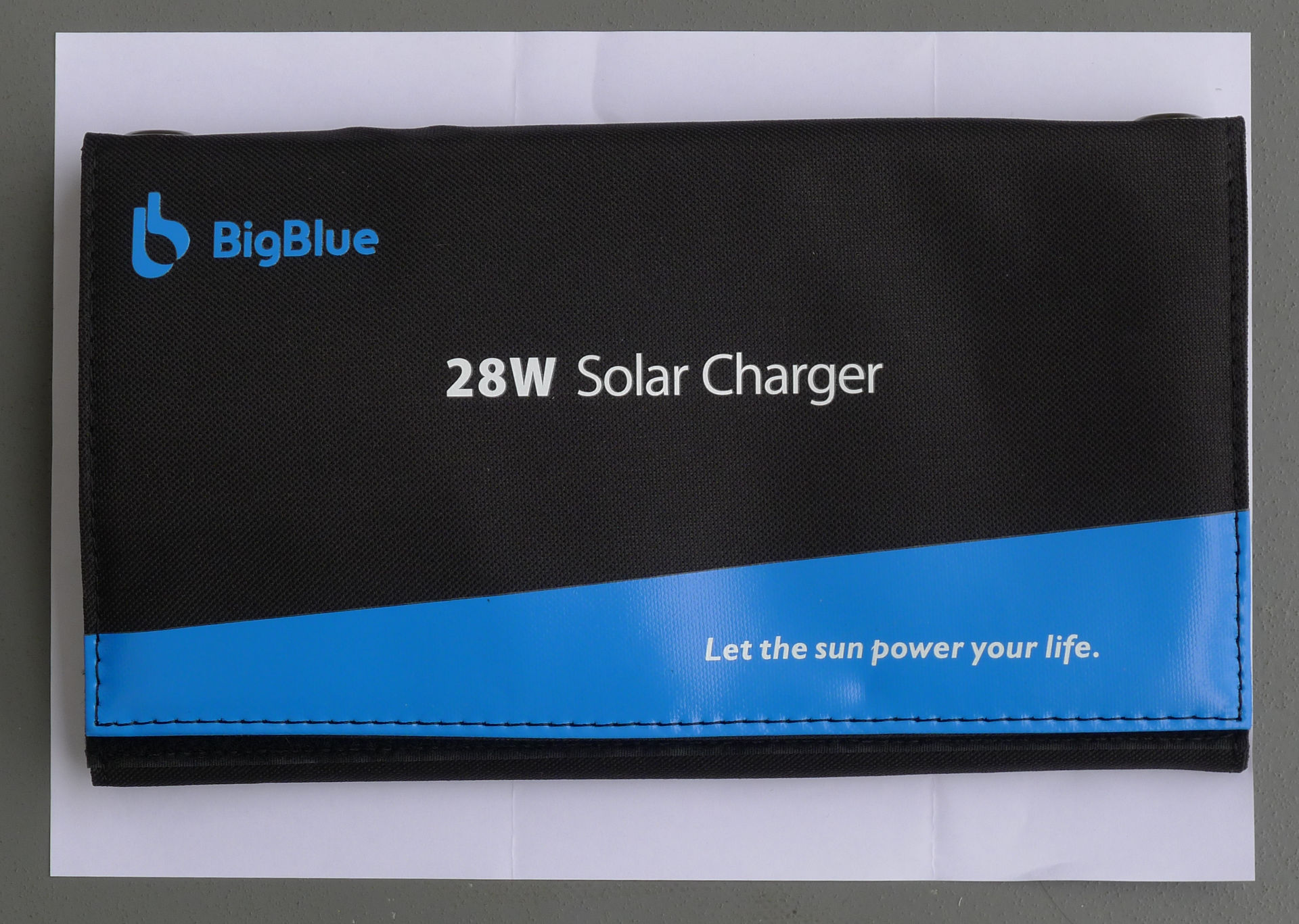 畳んだ状態。下に敷いてあるのがA4用紙。