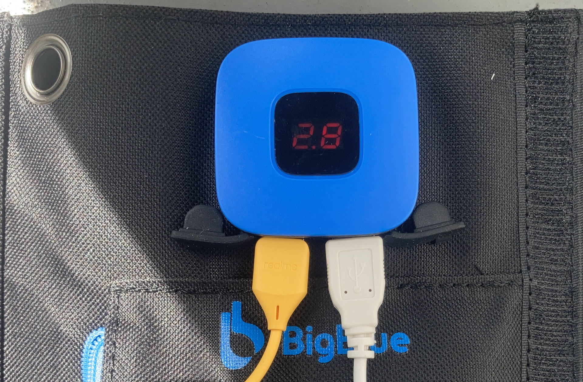 メーター部分拡大。数値は発電量ではなくUSBコネクタに供給されている電流がアンペアで表示されている。