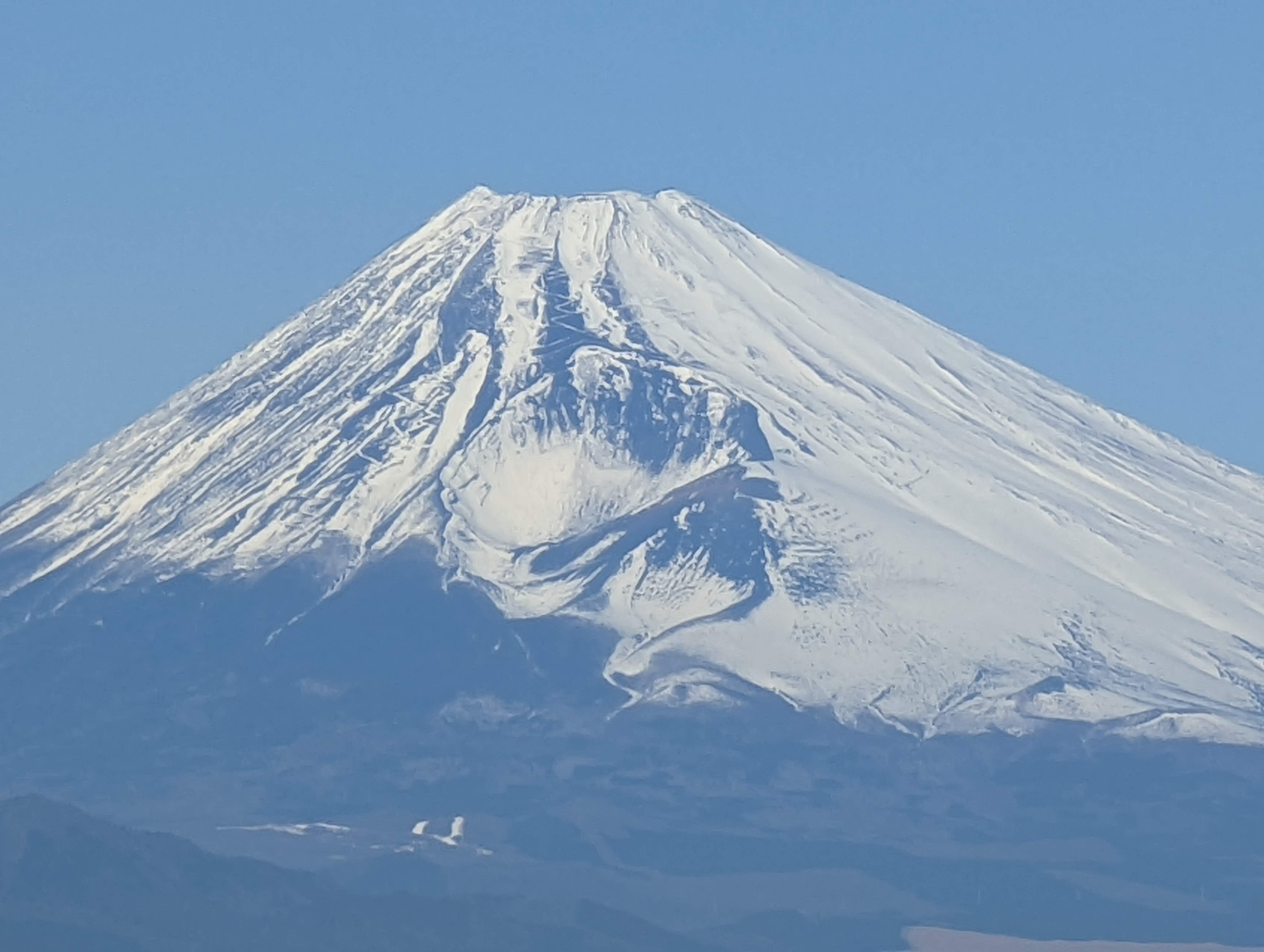 約60km離れた山頂をズームしてみると宝永火口もバッチリ