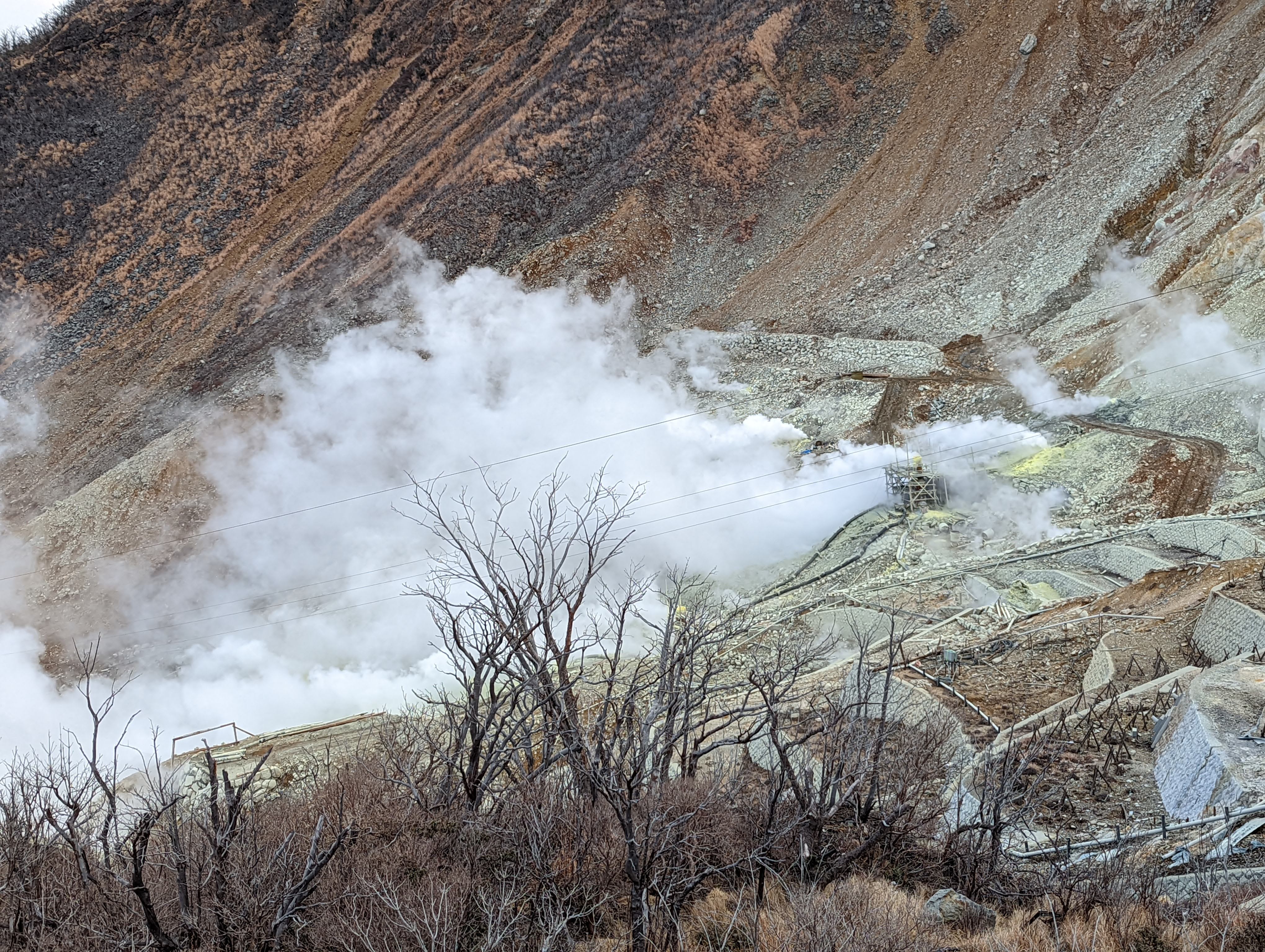 さらに気になるところにズーム！　とはいえ、煙の向こうまではわかりません