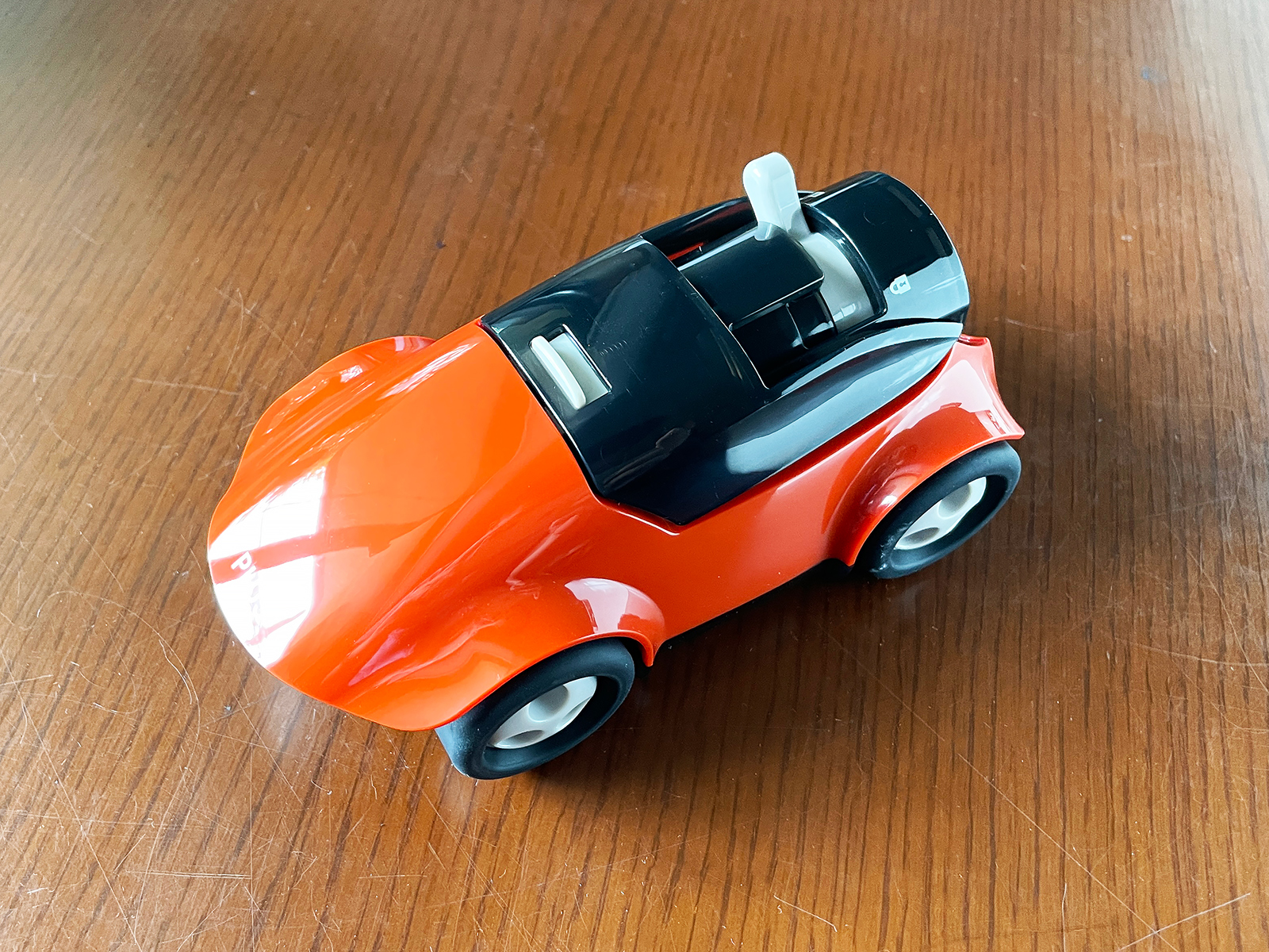 PLUSの「ハシレ！エンピツケズリ！」一見するとどこからどう見ても車のオモチャです。