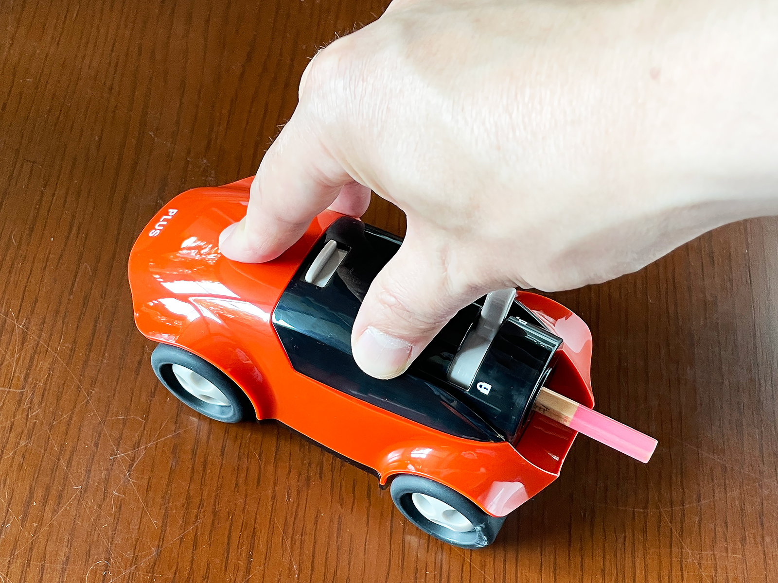 後部にある差込口から鉛筆を突っ込んで前後に2、3回走らせます。削り終わるとカチカチという音でお知らせします。