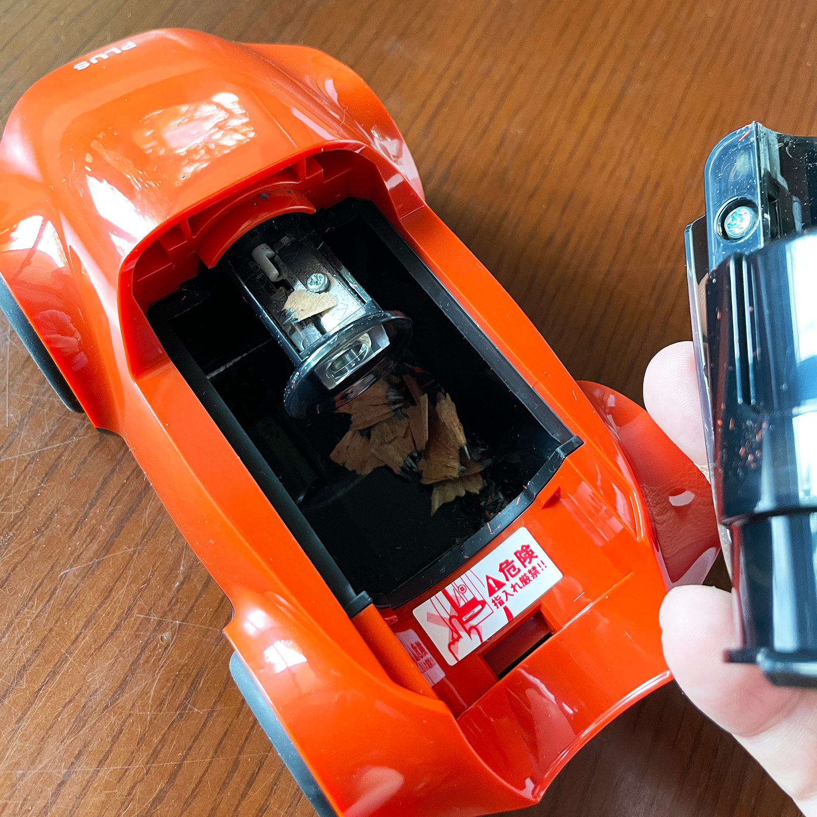 削りカスは車内に溜まる仕組み。鉛筆を削る部分の替刃も交換可能です(替刃が単品で販売されています)。