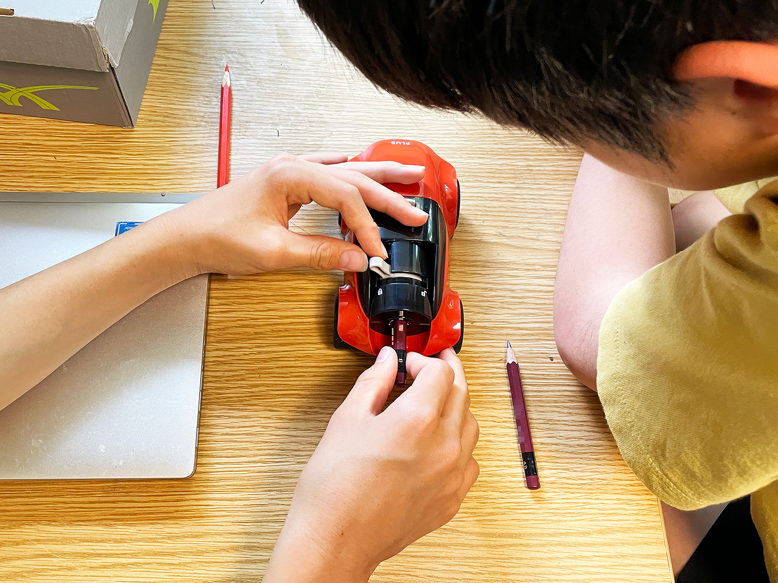 与えてみたところ興味津々で鉛筆を削りまくる弊家の子どもたち。しかし最終的に鉛筆を削るばかりで勉強しないので取り上げました。