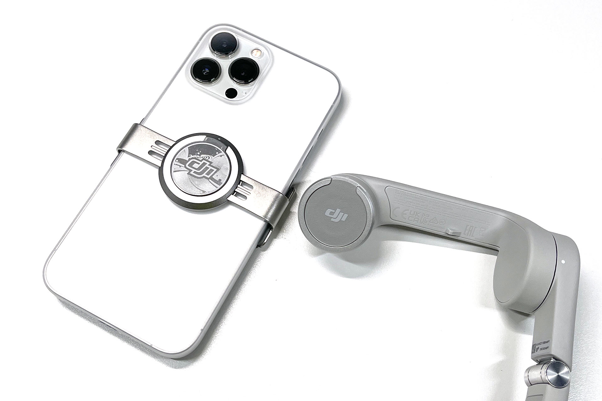 磁気スマートフォンクランプは、スマートフォンの背面ほぼ中央にリングがくるようにセットする。DJIのマークが重なるようにしてジンバルへと磁気吸着させれば撮影準備完了だ。