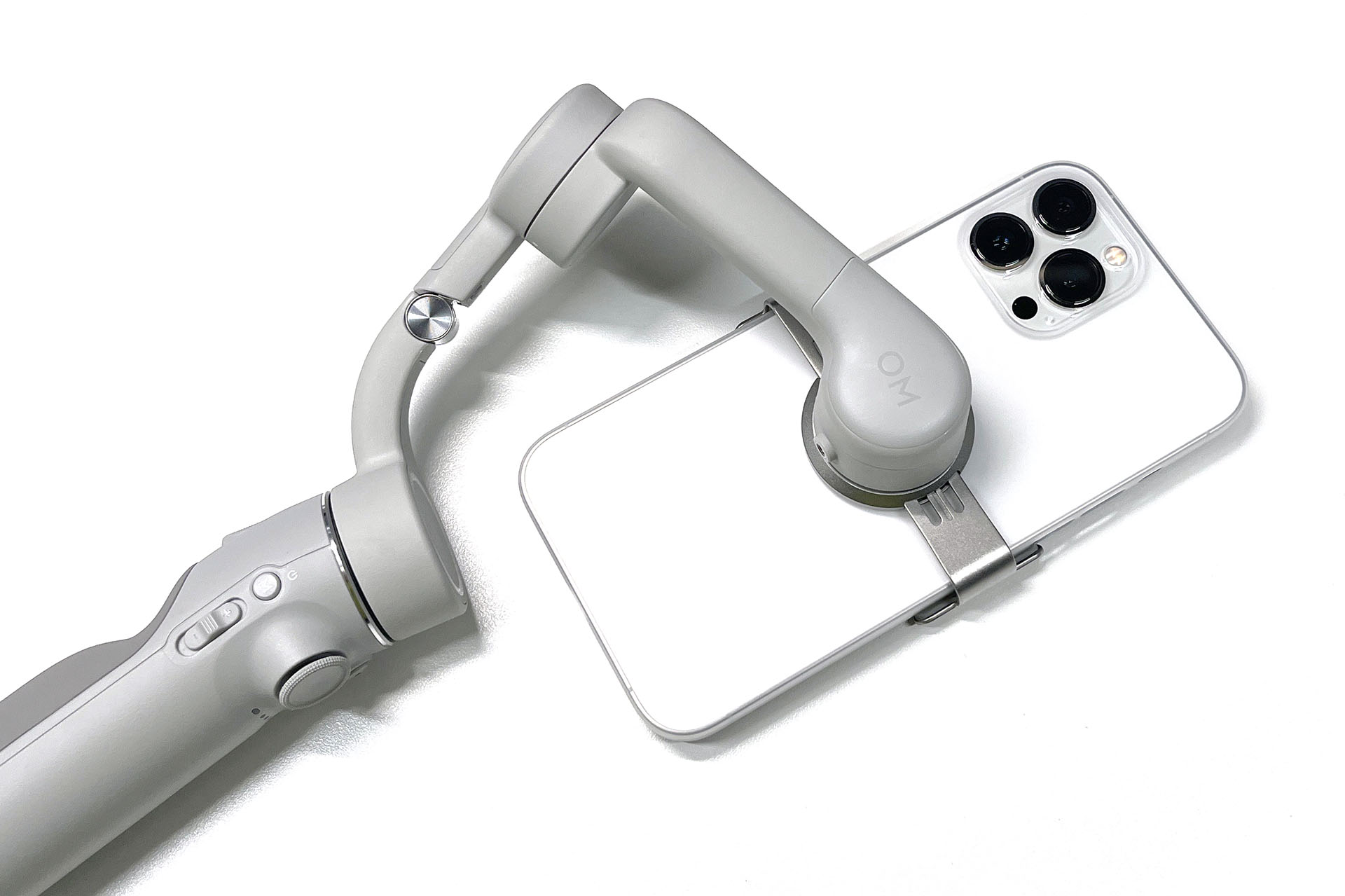 合体させた様子。強力なマグネットによりスマートフォンがしっかり保持される。