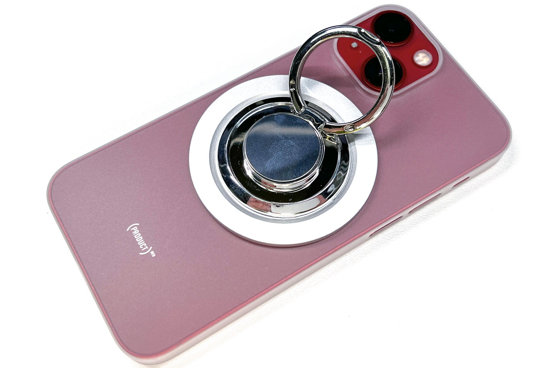 こんなふうにMagSafe対応iPhoneに吸着するプレートで、プレート上にリングホルダーなどアクセサリーを貼ることで、いろいろなアクセサリーをMagSafe対応にできる。