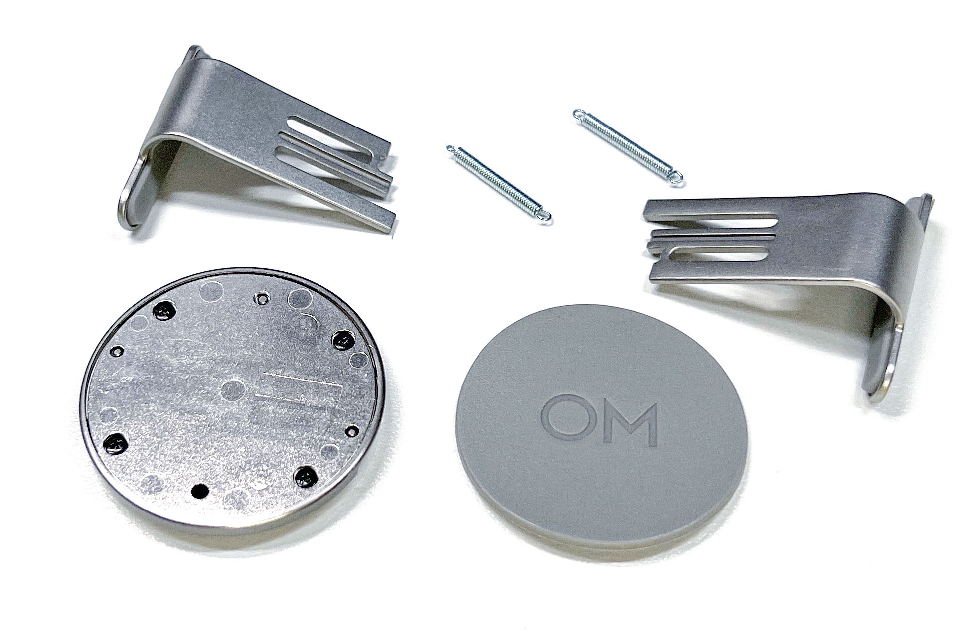 裏面のラバーパッドを剥してネジを外すとクランプ部分を除去できる。左下に見える「磁気スマートフォンクランプの円盤部分のみ」にできるというわけだ。