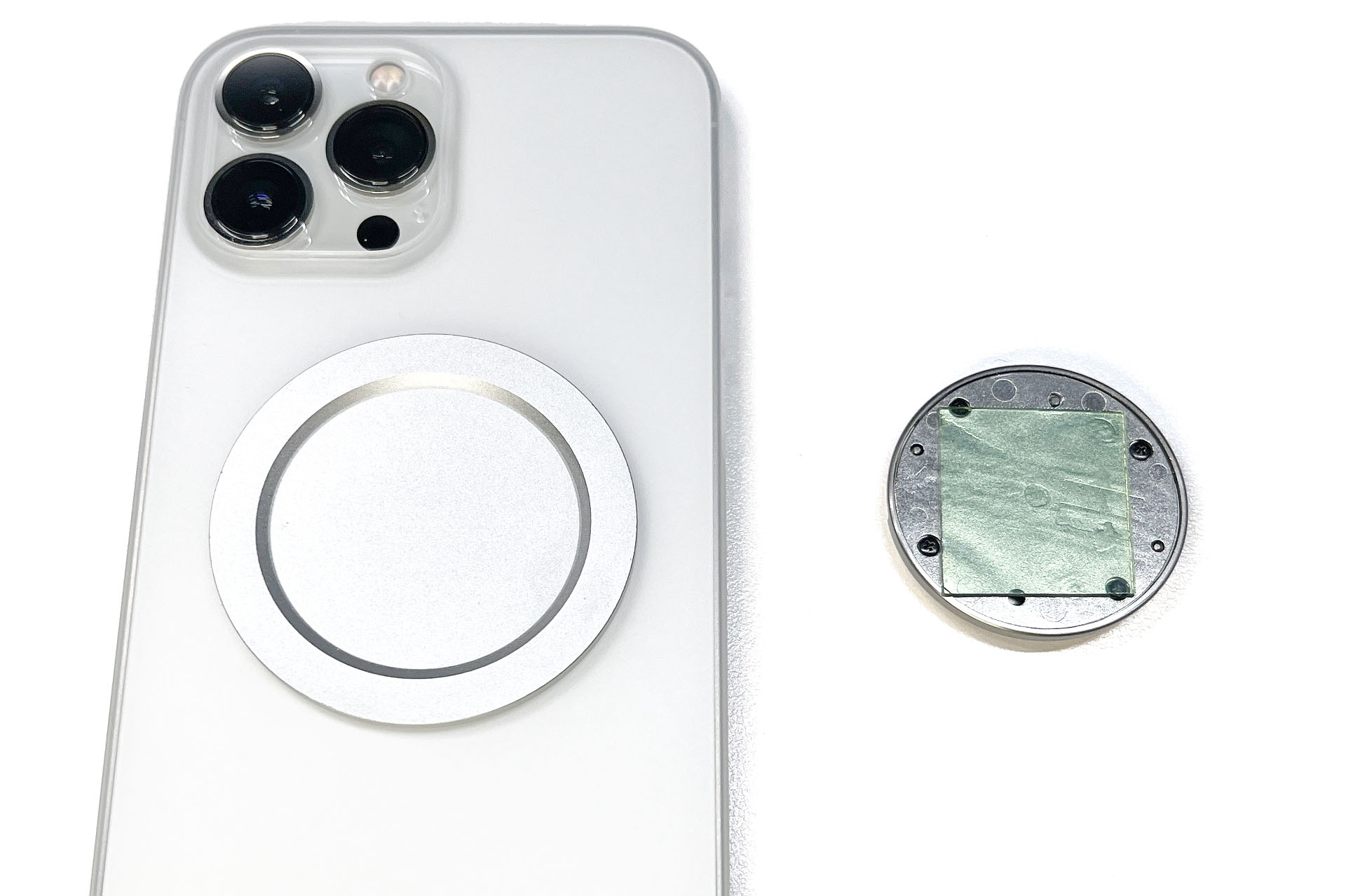 円盤部分裏面に強力両面テープをつけ、MagSafe対応円盤状プレートに貼る。MagSafe対応円盤状プレートをiPhoneに吸着させてから、円盤部分を貼るのが大切。円盤部分が傾くとジンバルが正しく動作しないことがあるからだ。