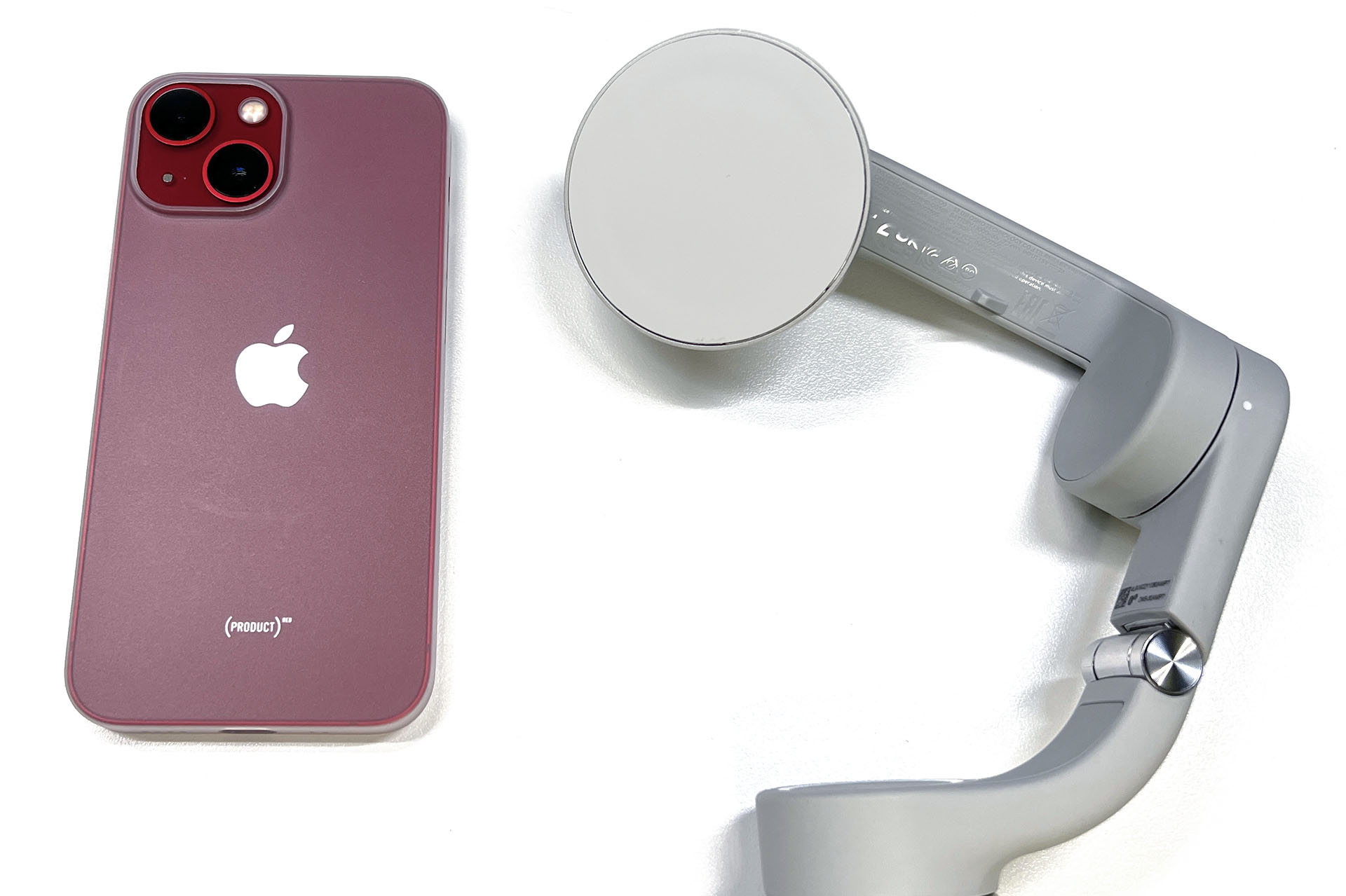 MagSafe対応iPhoneならどの機種でも吸着できる。