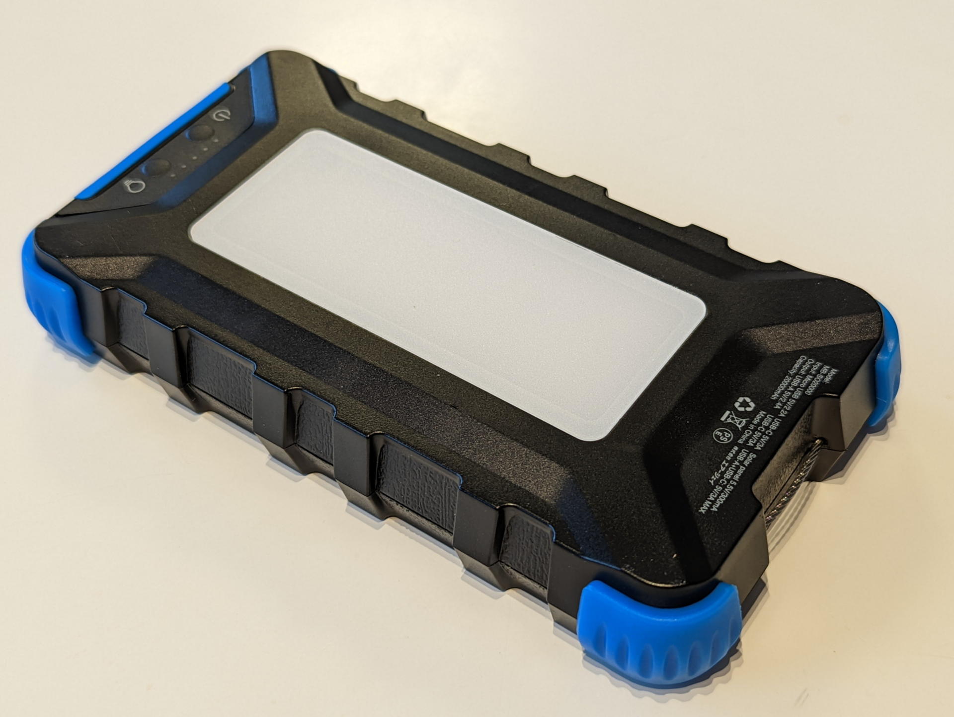 容量万mAhのソーラー充電も出来る重量級ディザスター対応モバイルバッテリーを手に入れた