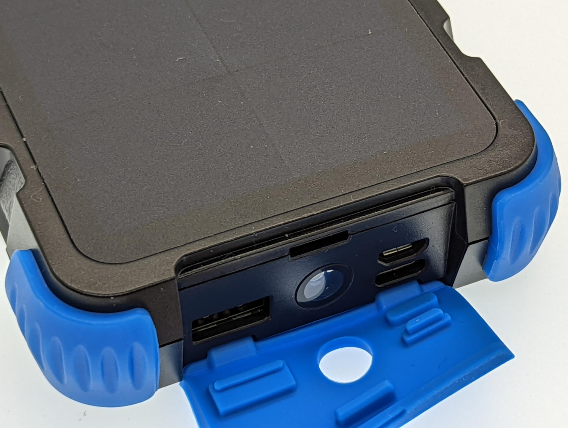 ゴム系のカバーをめくると3つの入出力用のUSBポートが見える