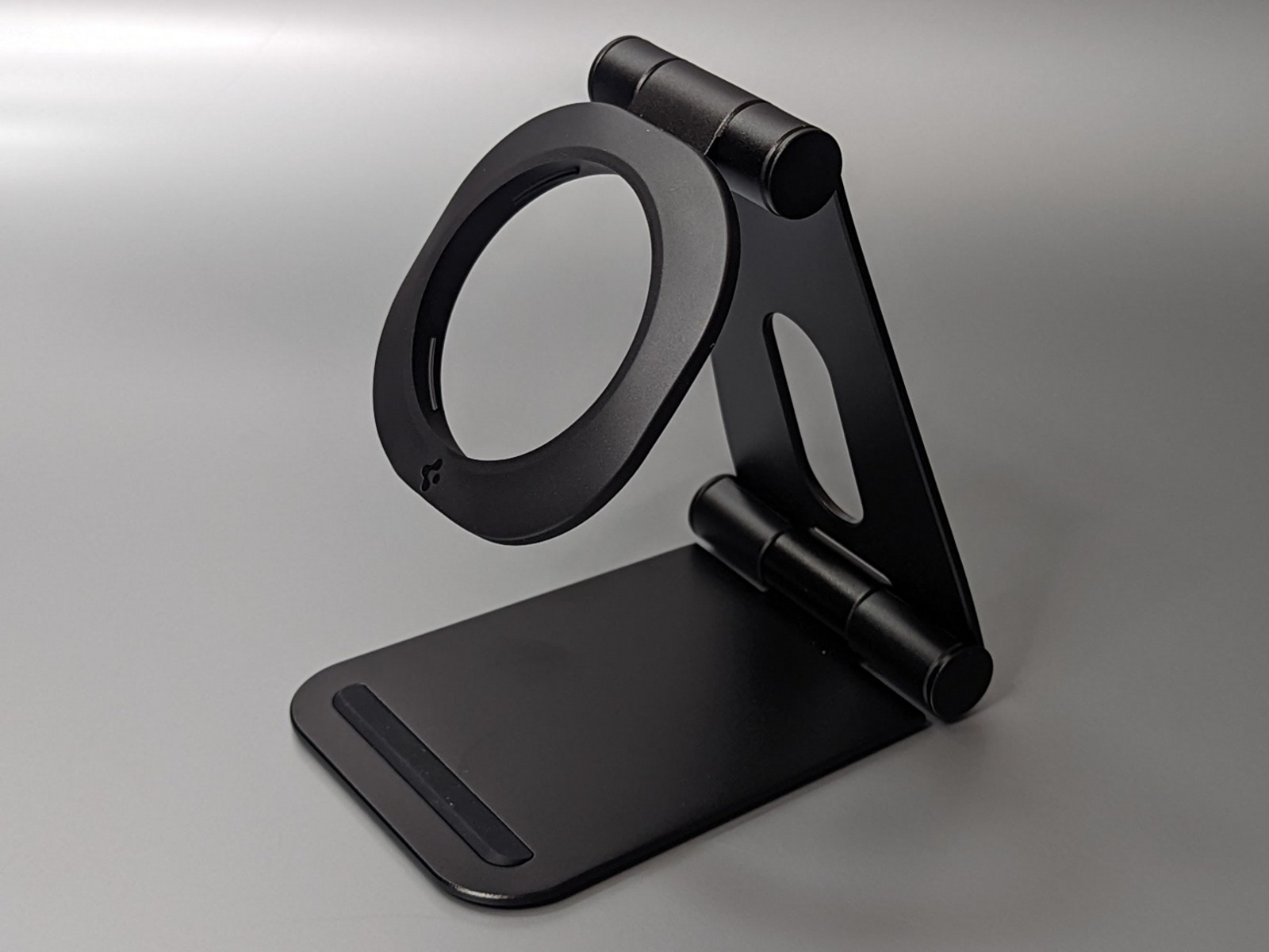 本体はメタル製でずしりと重い。この手の製品で色がブラックなのは珍しい