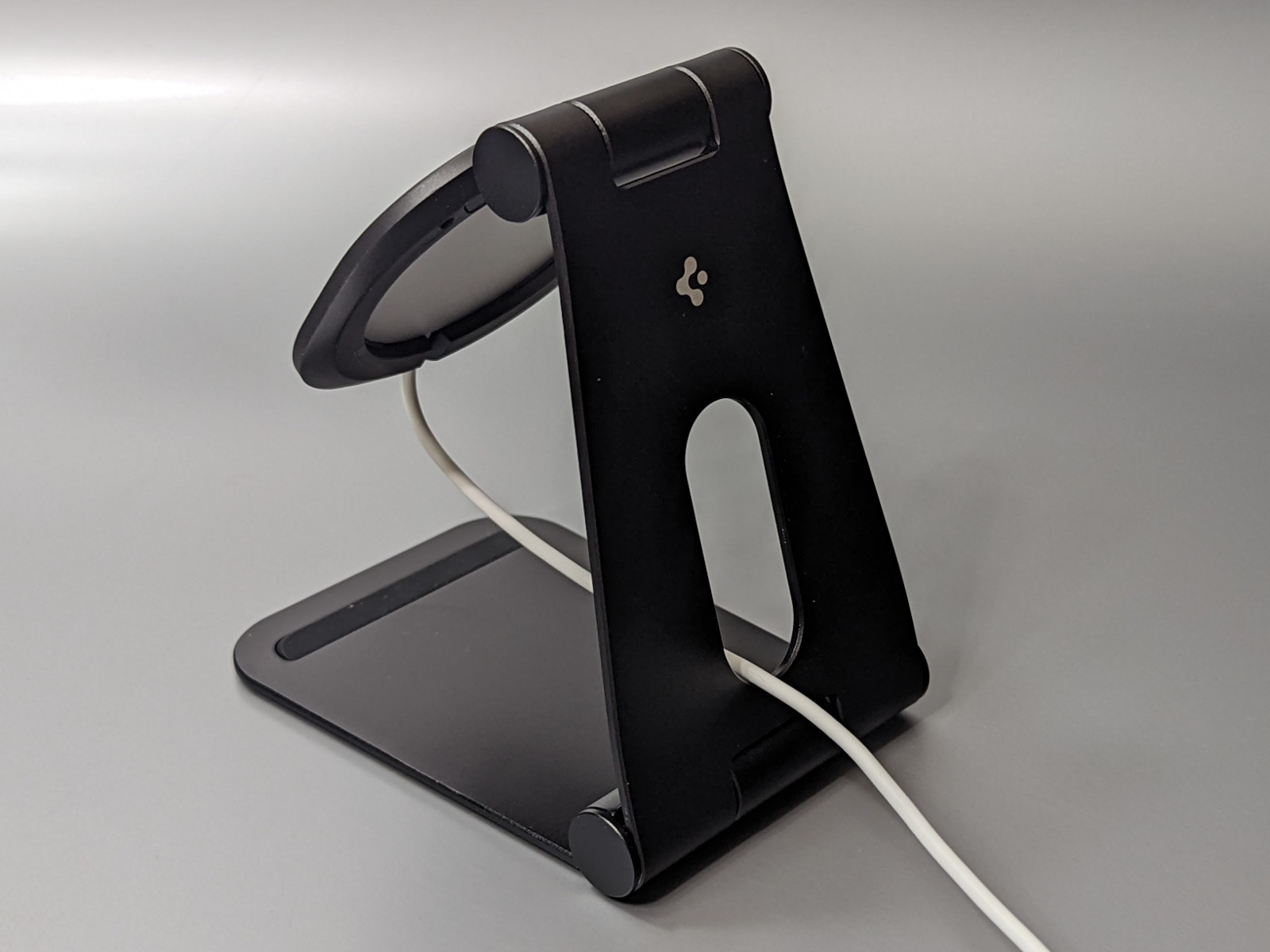 ケーブルは背面の穴から後方に逃す形になる