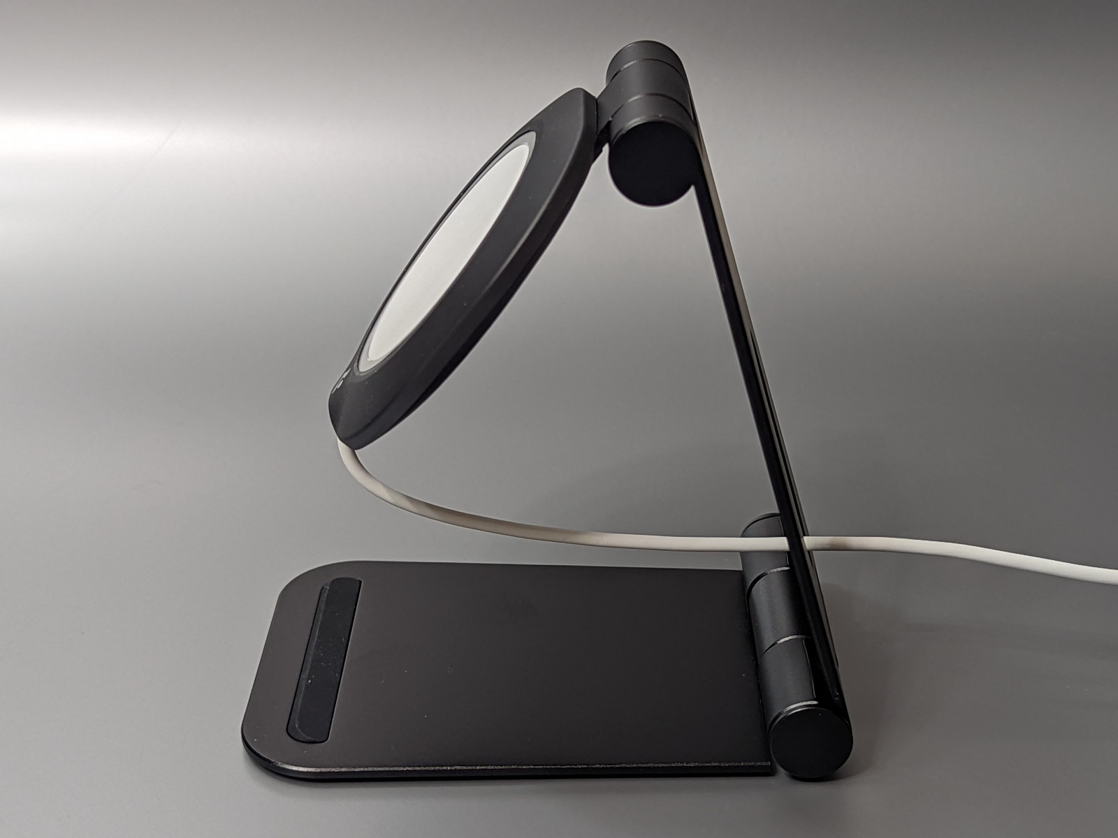 横から見たところ。角度は首とその付け根の部分、2箇所で変更できる