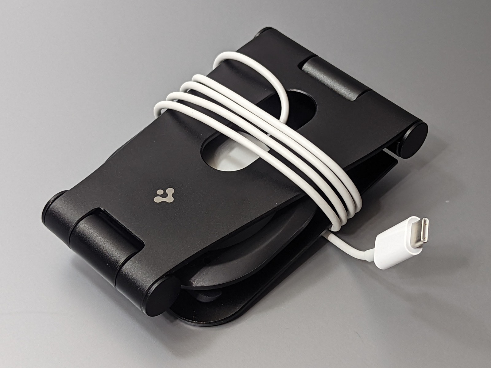 2箇所のヒンジをたたむことでフラットにし、持ち歩くことができる