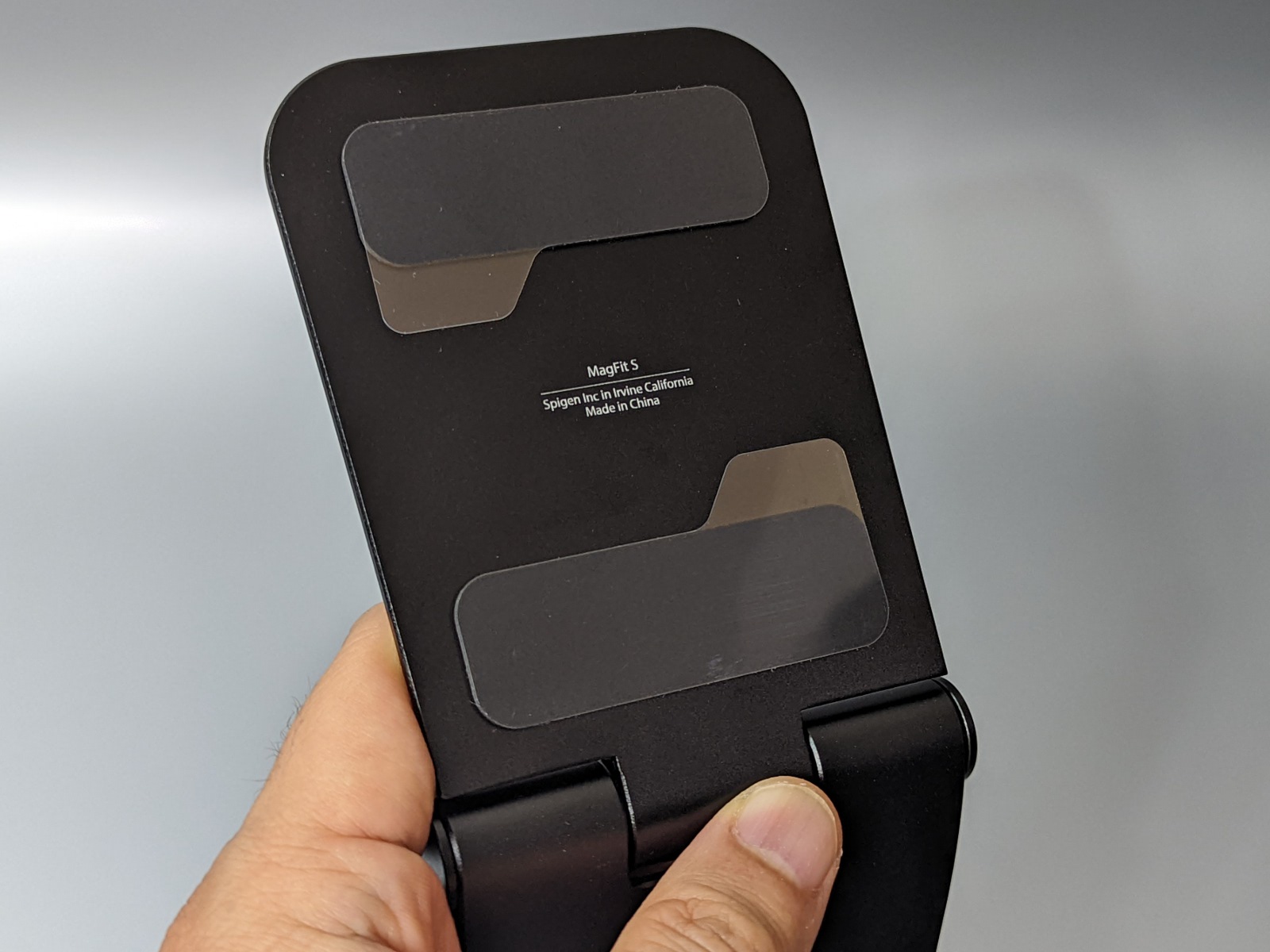 同じ卓上で使い続けるならば底面のシールを剥がすことで吸着させられる