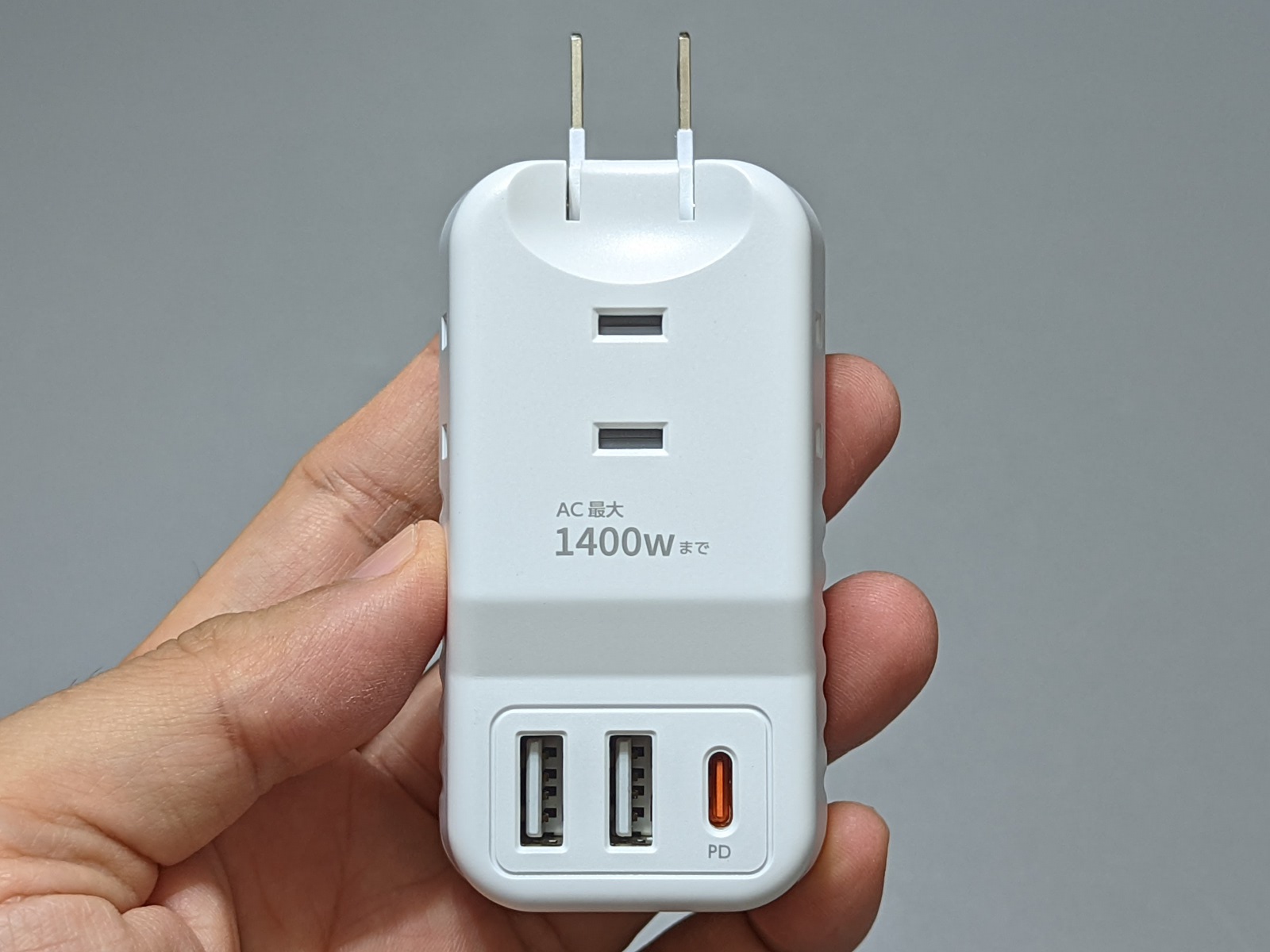 正面。上部にコンセント1個口、下部に2基のUSBポートと1基のUSB Type-Cポートを備える