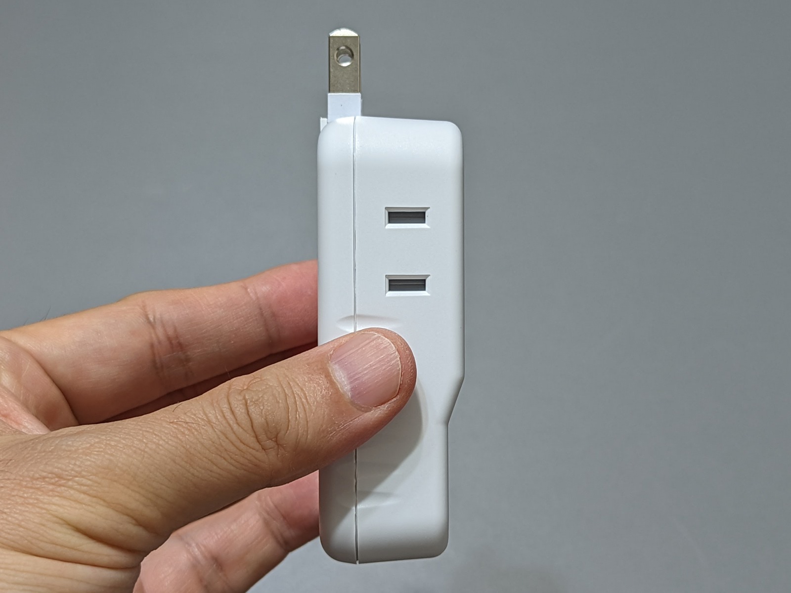 両側面にはさらにコンセント1個口を備えており、計3個口ということになる