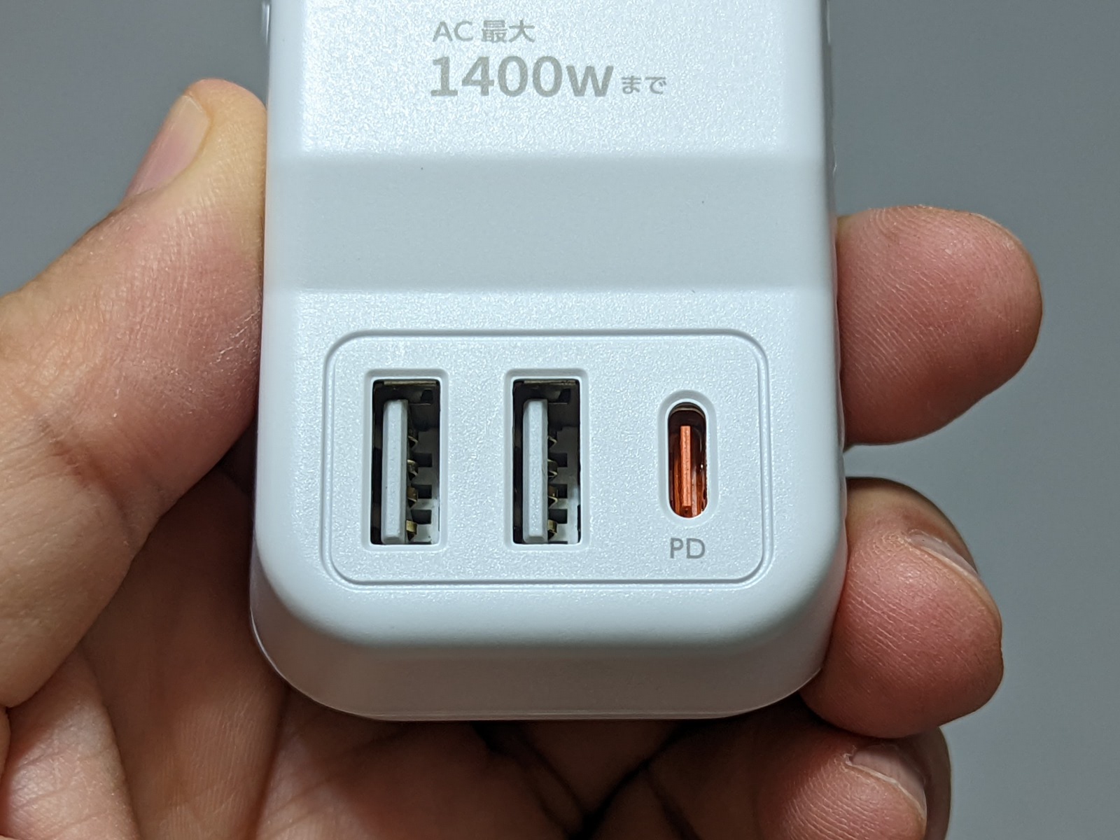 USBのAポートは合計5V / 3.6Aまで、USB Type-Cポートは最大20W（9V / 2.22Aまたは12V / 1.67A）まで対応する