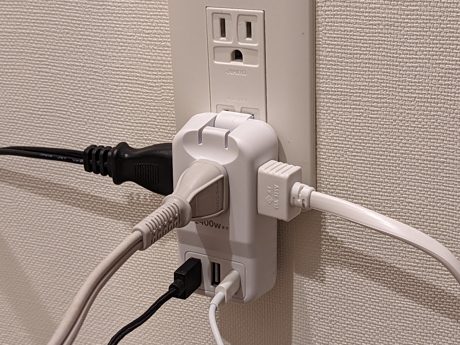 壁面コンセントへの装着時。これが一般的な使い方になるだろう