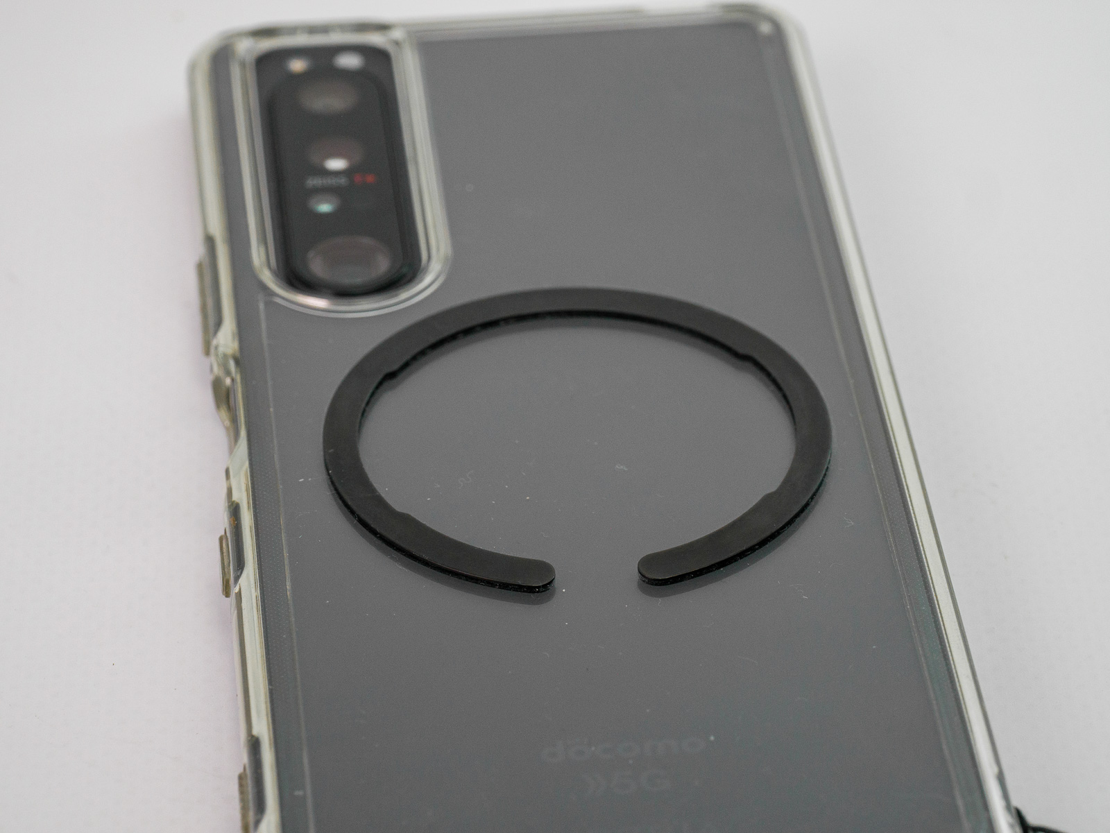 ユニバーサルリングをケースに張り付けたXperia 1 III