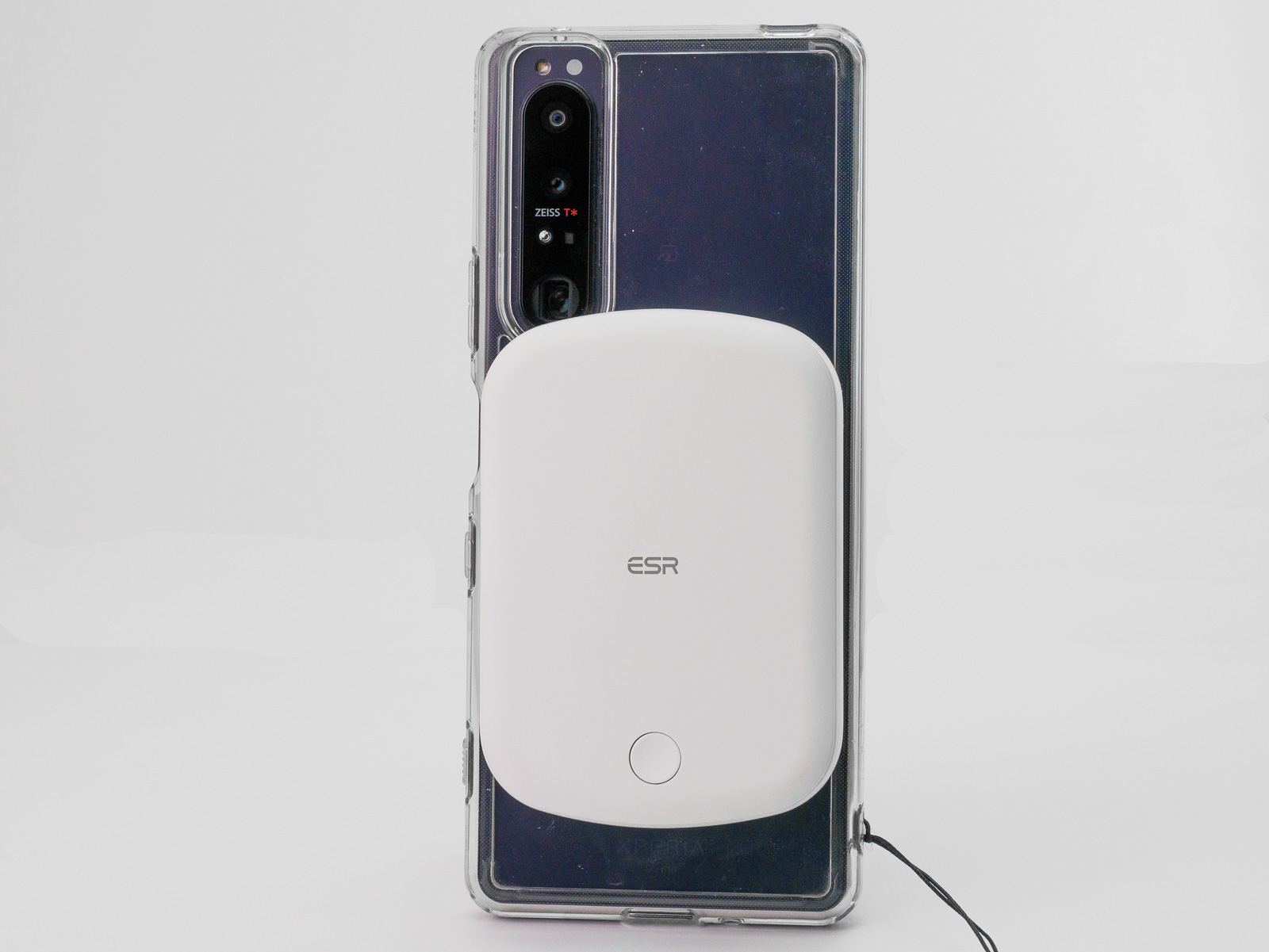 ユニバーサルリング付きのXperia 1 IIIに、MagSafe対応モバイルバッテリーを装着