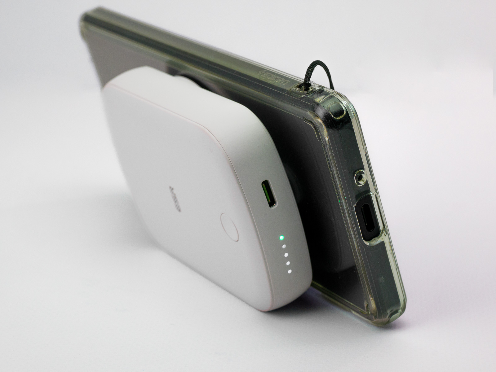 マグネットで固定されているのでこんな置き方も可能