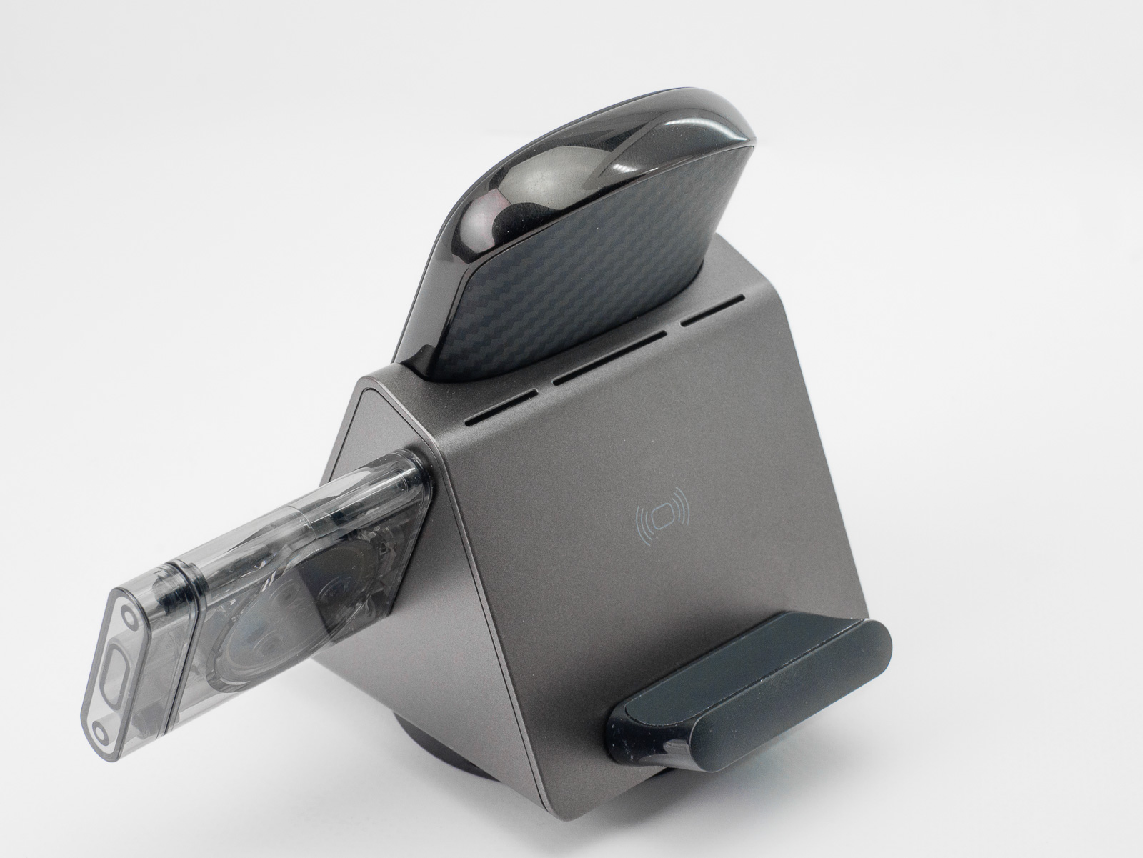 背面でワイヤレスイヤホンを充電できるようになっている