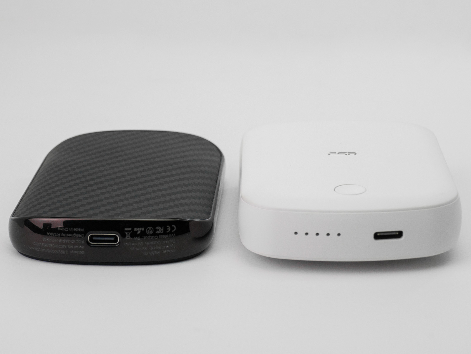 モバイルバッテリーはESRのものよりもコンパクト