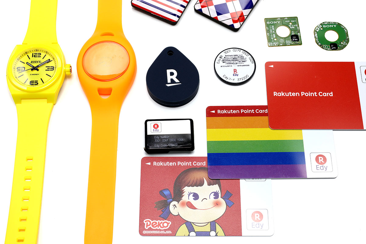 リストバンド型、コイン型、カード型に裸のFeliCaまで、Edyはいろいろ持っている。一時、Edy集めが趣味だった……ようだ。