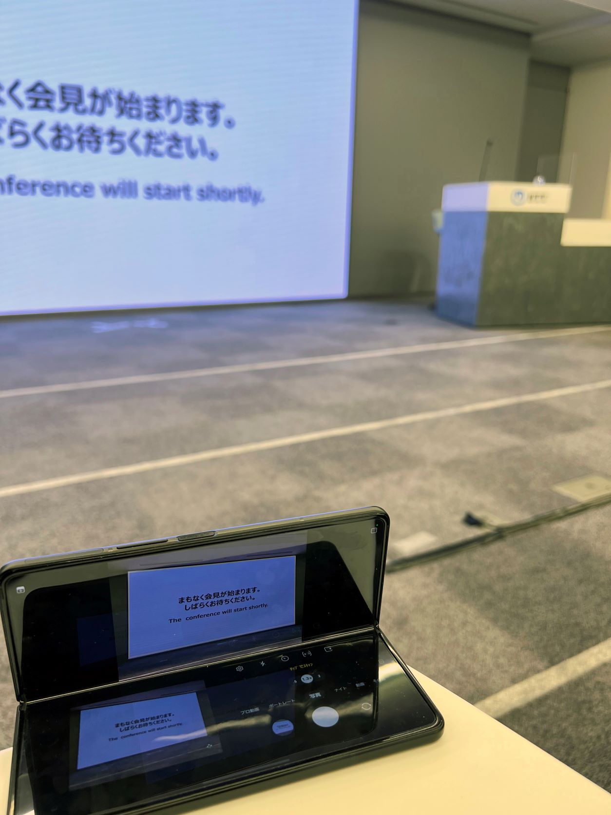 折り曲げたまま机の上に置けるため、構図を固定したいときの撮影が簡単だ