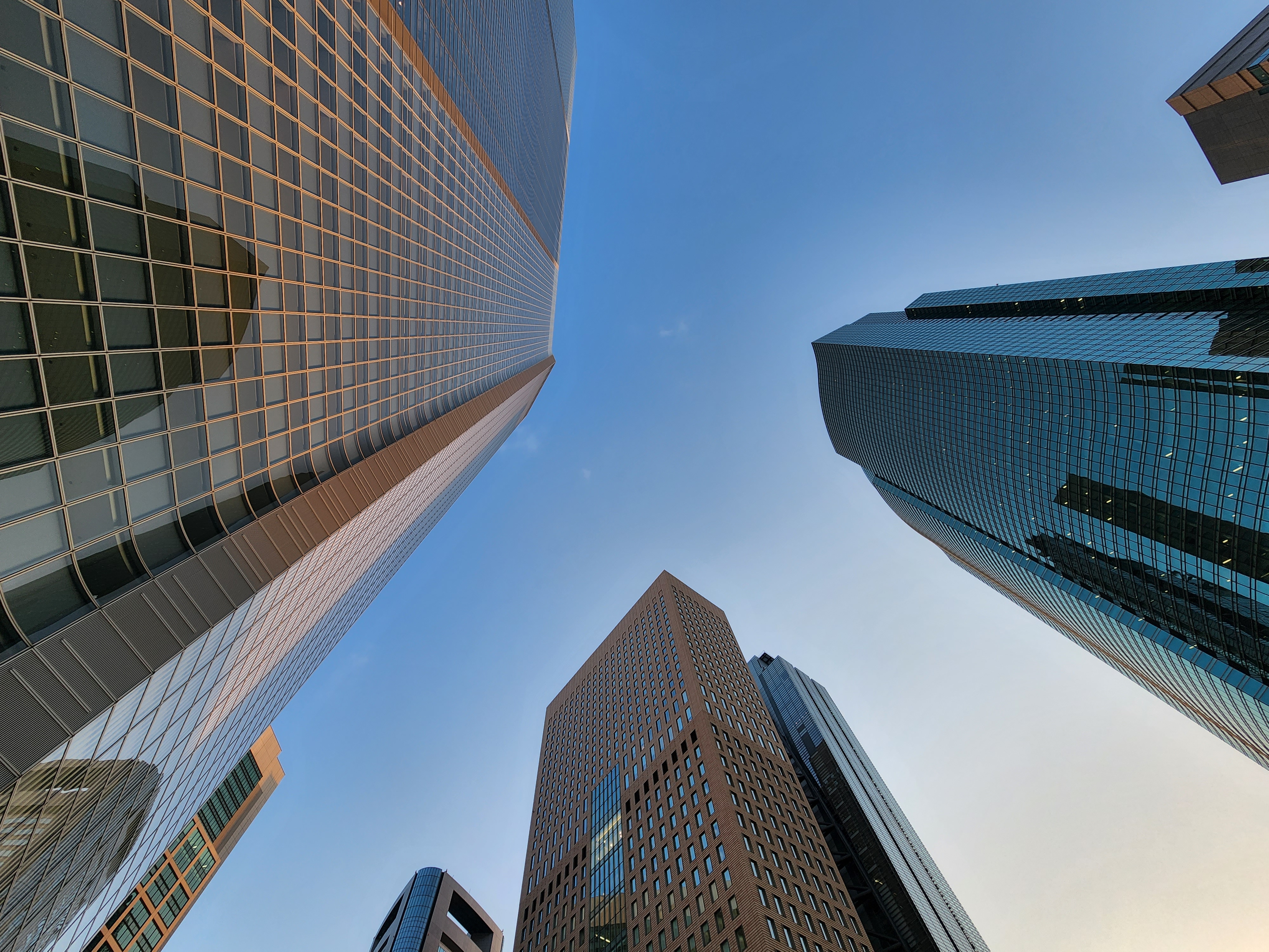 35mm版換算約13mmの超広角カメラは広大な範囲を写しとれる。都心のオフィスビル群を見上げたカットだが、周囲のいくつもの建造物をフレーム内に丸呑みしてくれた。このワイド感はクセになりそうである。アングルによってユニークな写真が撮れるはずだ。