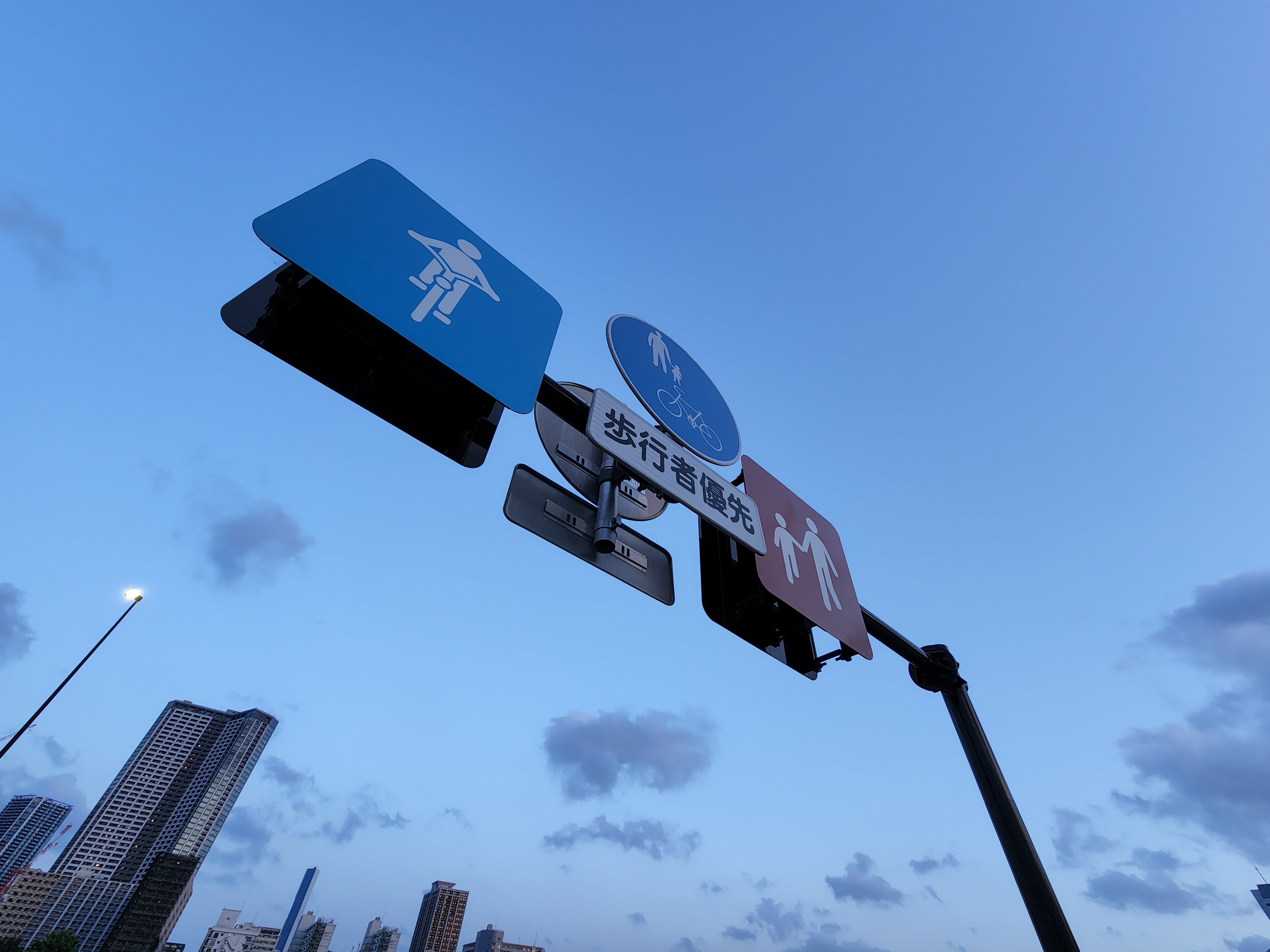 何気ないワンシーンも超広角カメラはドラマティックに見せてくれる。日没直前のブルーアワーに浮かぶ交通標識をシャープに捉えられた。涼しげな描写がいい感じ。