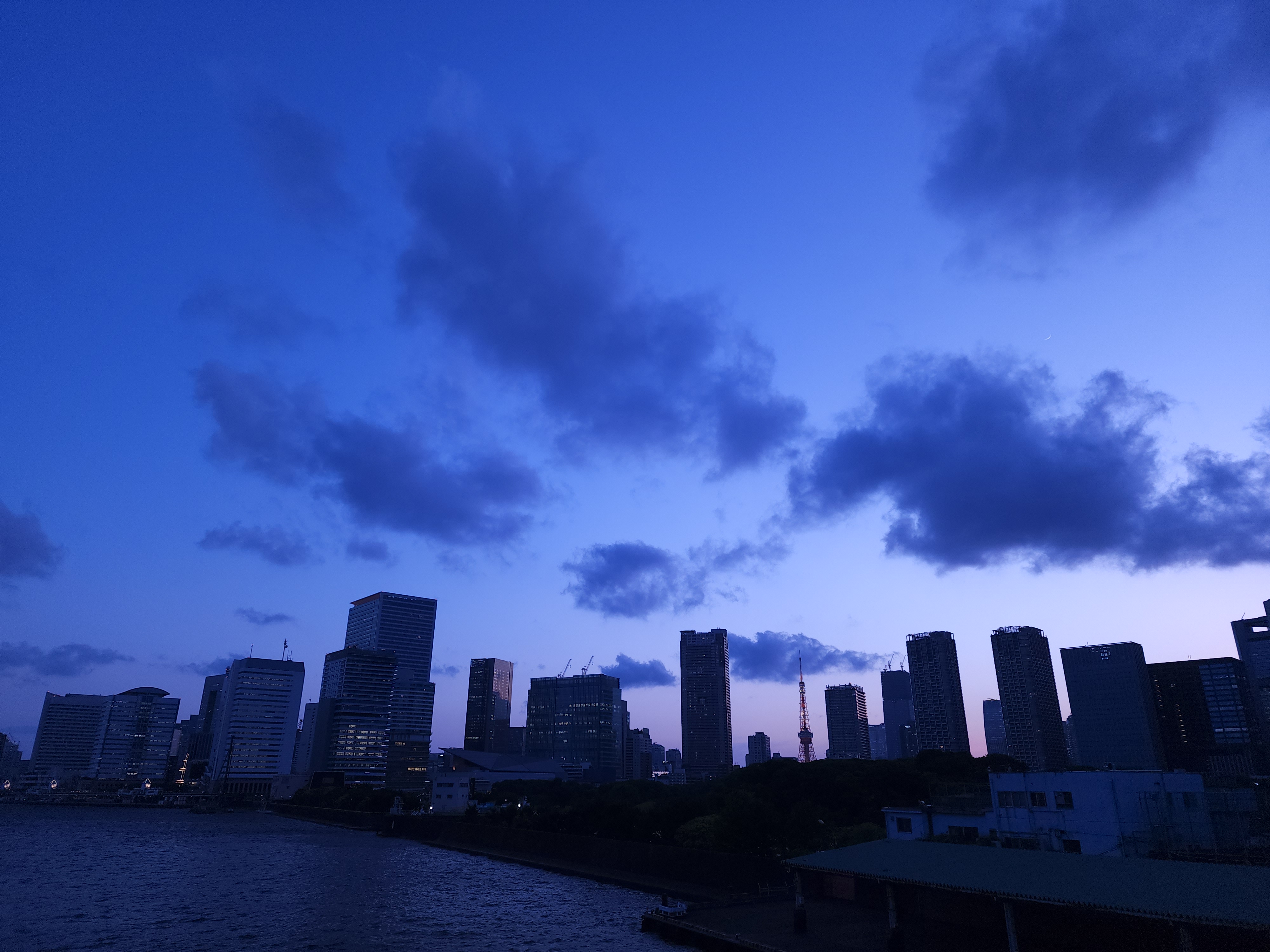 東京湾岸の日没シーン。Galaxy史上最大サイズのセンサーはビルが織りなすスカイラインを精細に撮影してくれた。空のグラデーションもなかなかのものである。