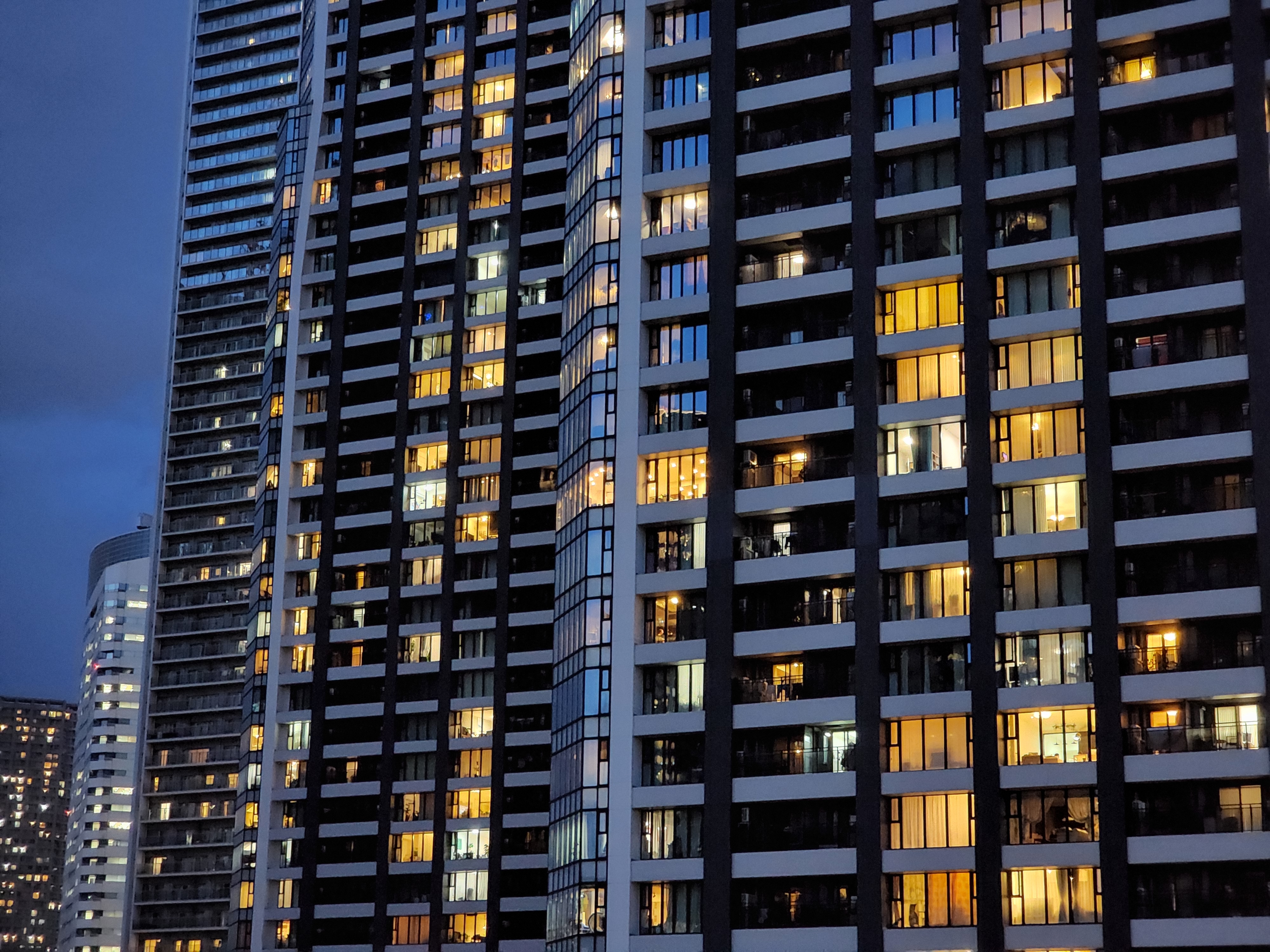 夕方から夜にかけての都会は、美しいシーンにあふれている。「Galaxy S22 Ultra」ならそんな光景をカンタンに撮影できる。高性能な望遠カメラなら情感豊かに高層マンションを描き出してくれた。