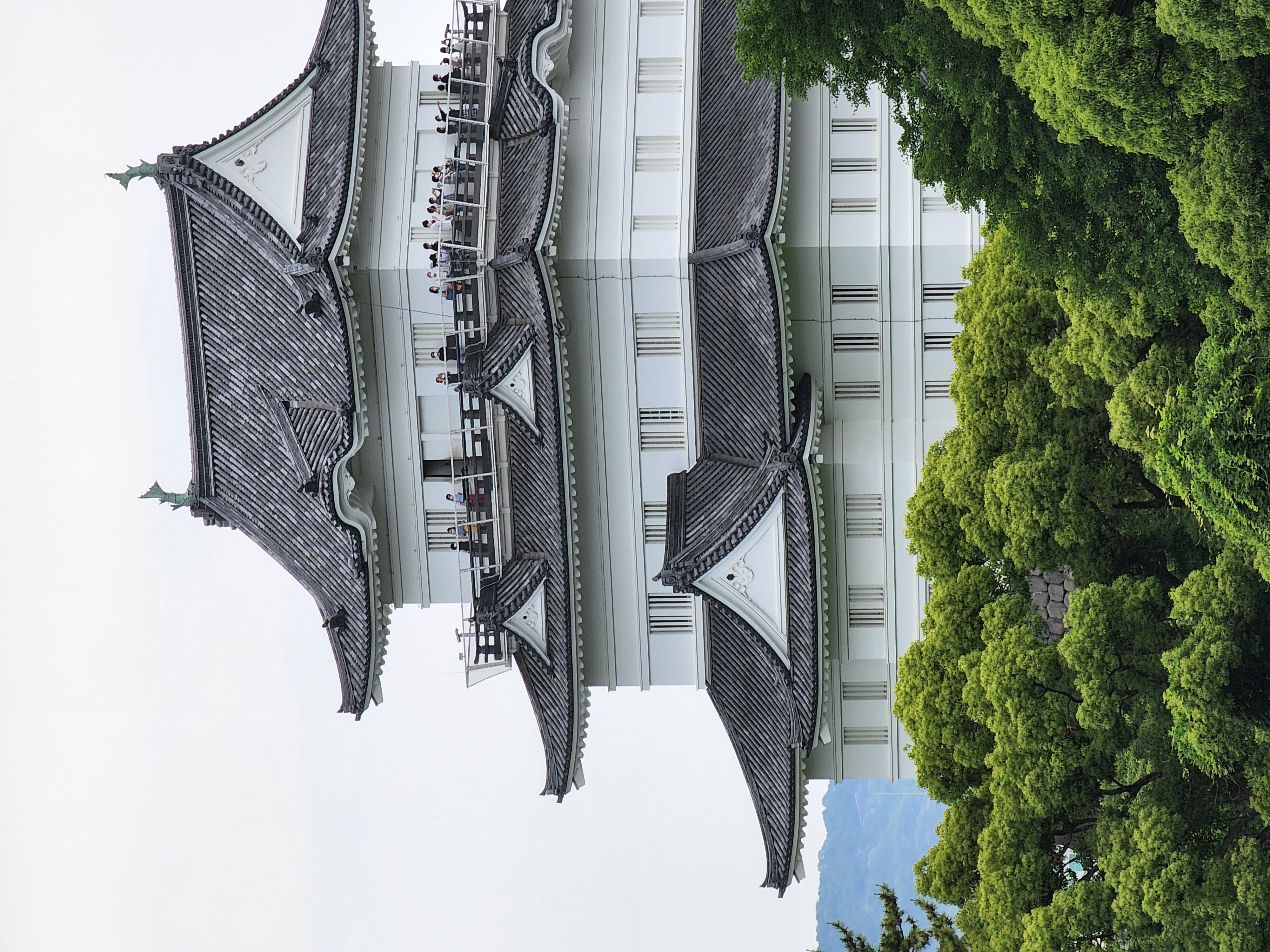 （10倍）その次の望遠カメラは35mm版換算約230mm相当。F値は4.9だが天守閣の瓦や展望スペースにいる観光客の様子までハッキリクッキリと撮影できた。これには驚かされた。